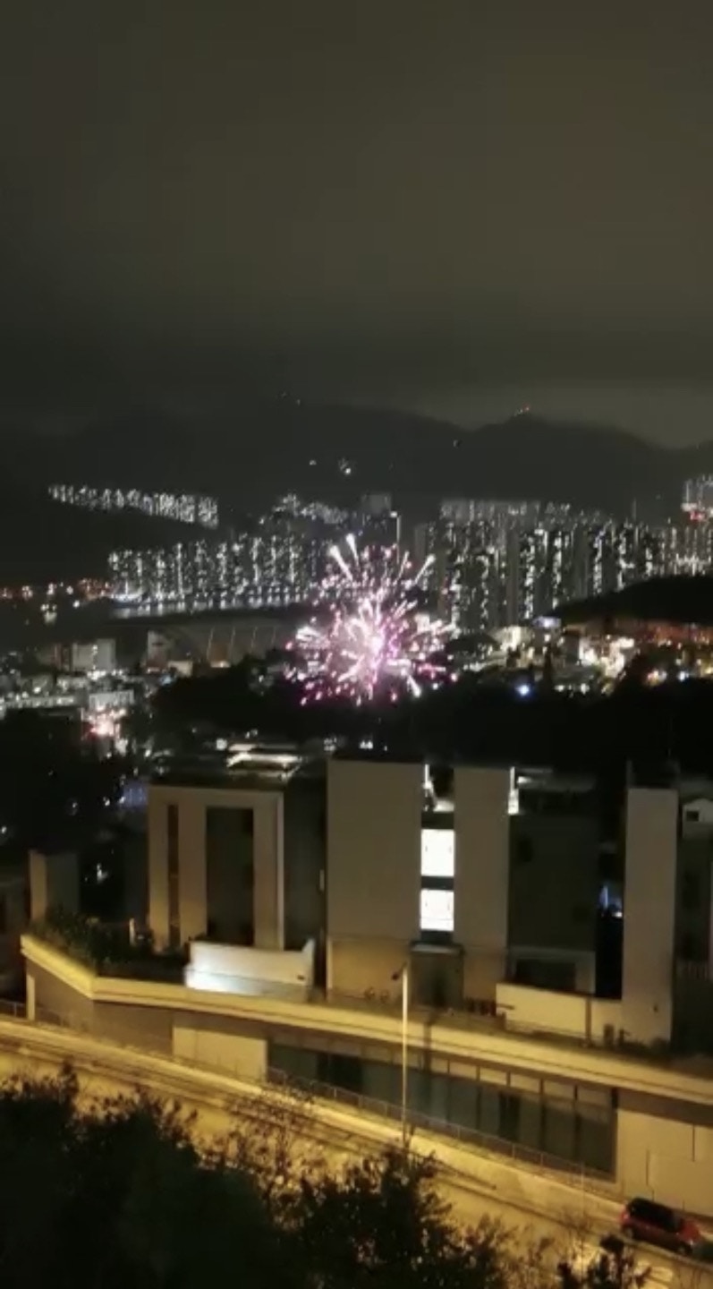 九肚山有人燃放煙花。