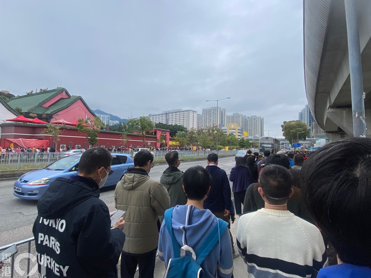 車公廟｜千人排逾句鐘入廟　人龍長數百米　善信︰爆疫前排3個鐘