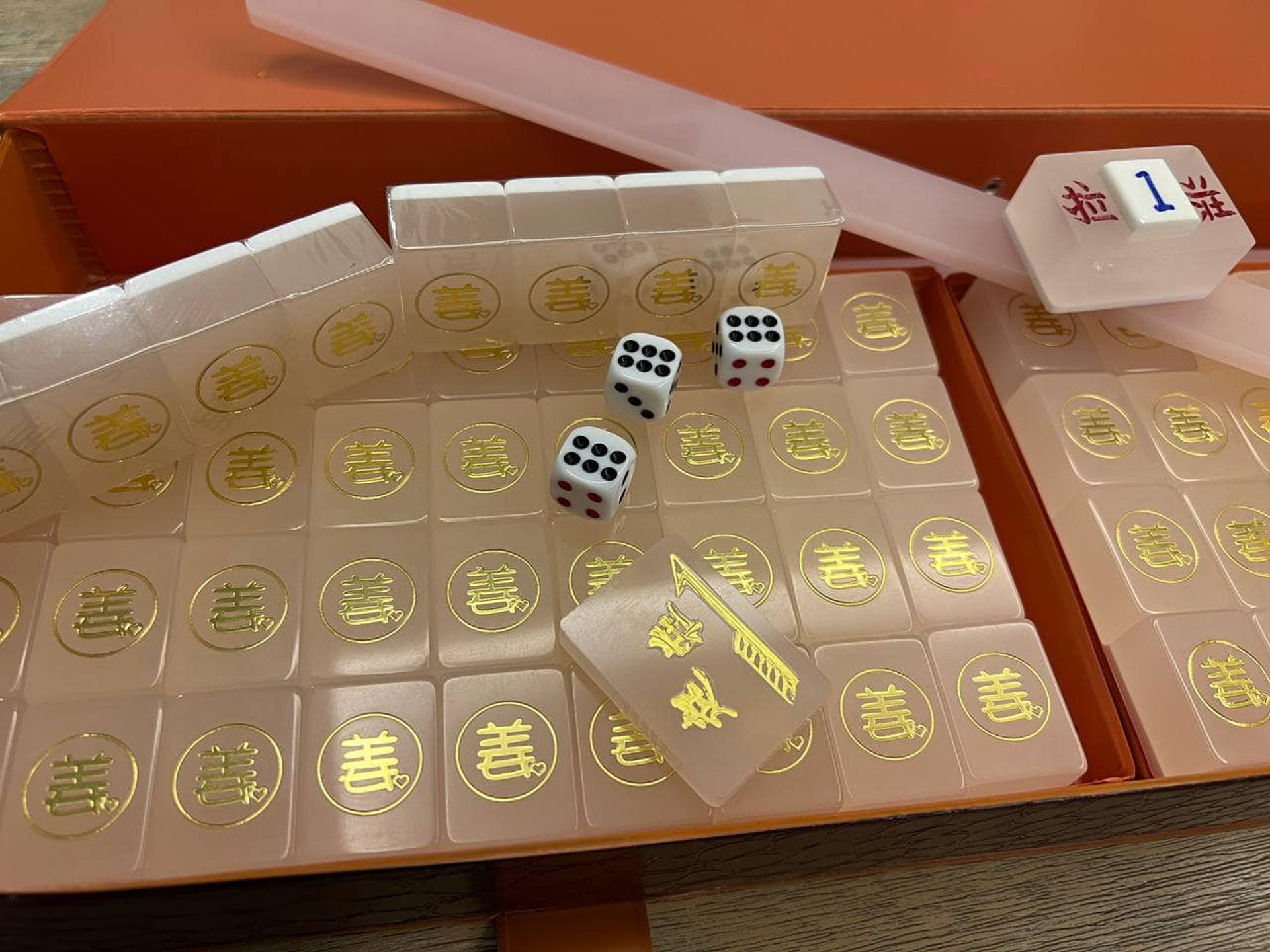 人夫招呼朋友打招驚見 姜濤麻雀 唔可以大力打網民齊錯重點 人夫招呼朋友打招驚見 姜濤麻雀 唔可以大力打網民齊錯重點