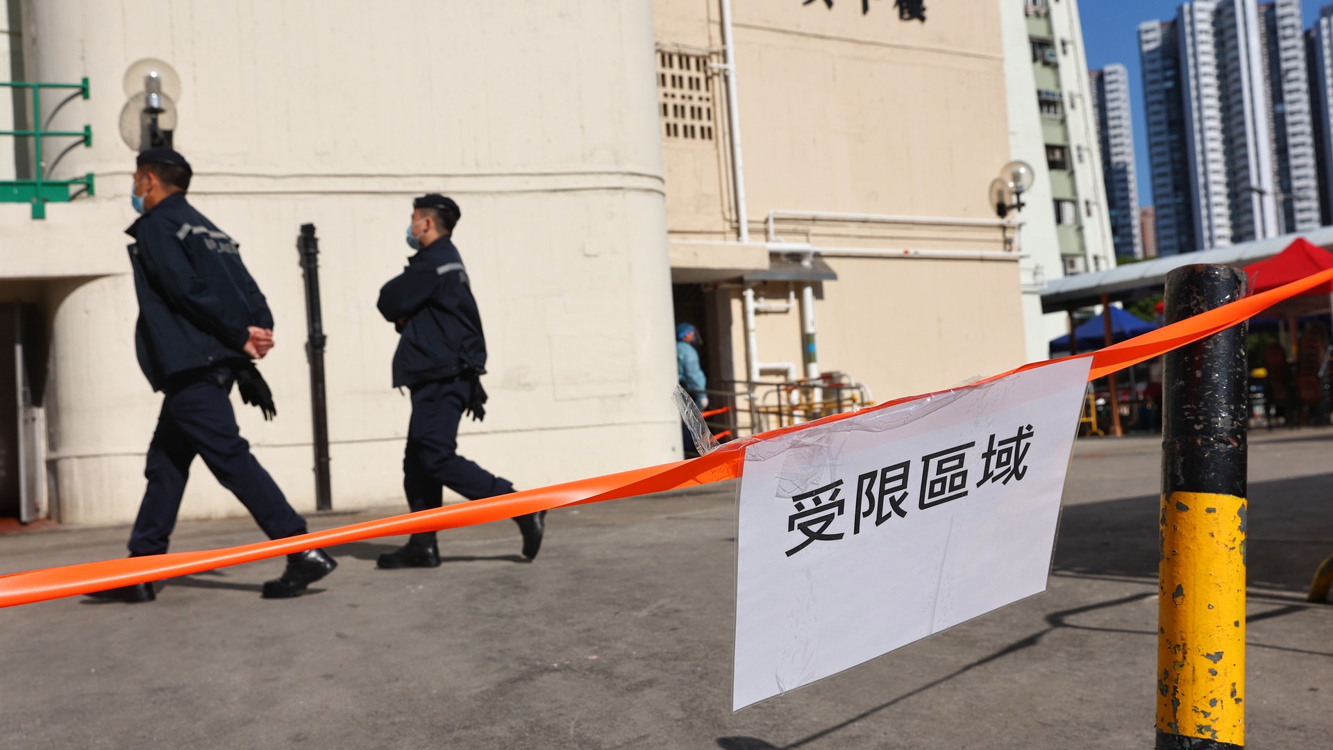 大興邨興平樓圍封延長 區議會主席:污水渠放室內疑播毒 大興邨興平樓圍封延長 區議會主席:污水渠放室內疑播毒