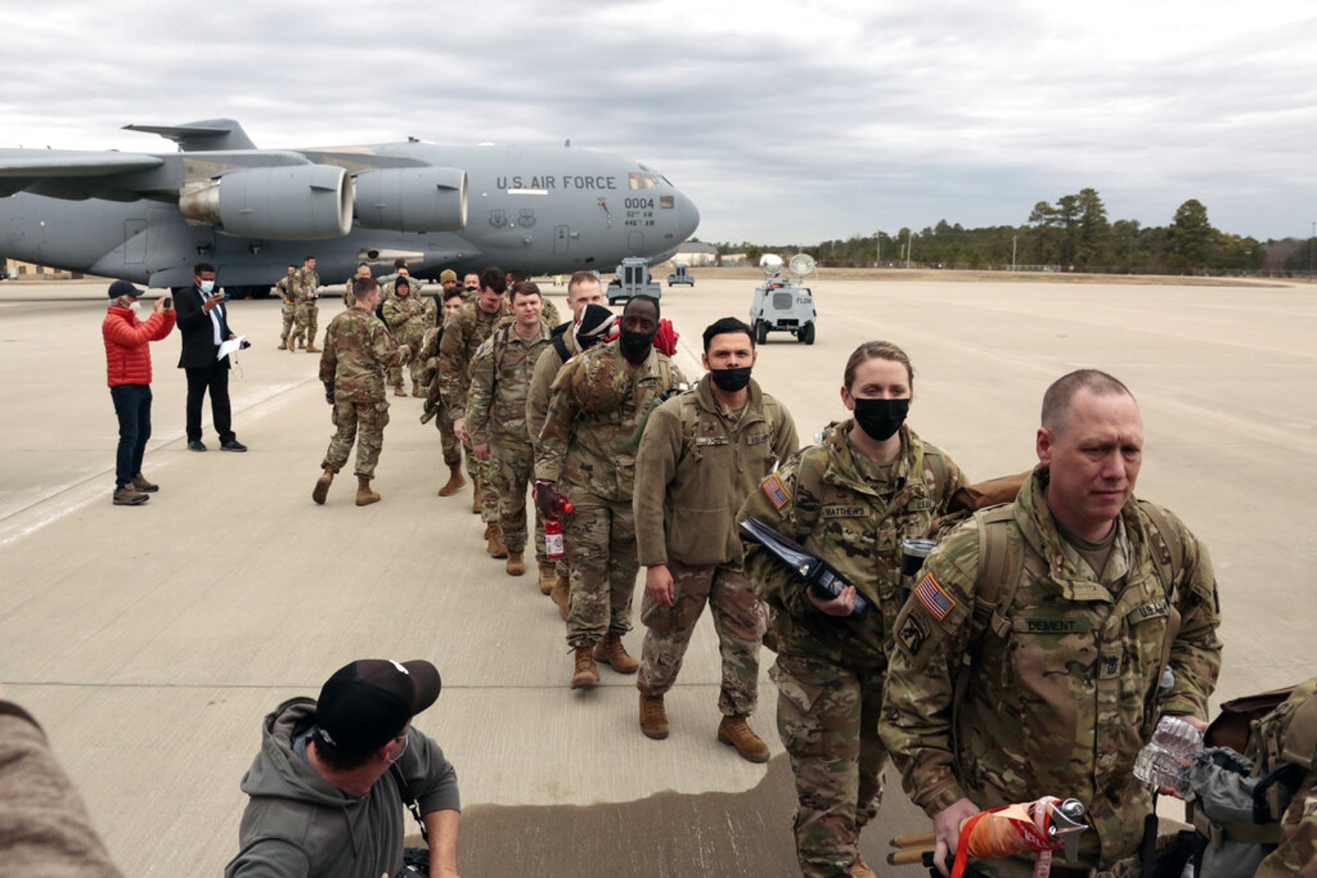 2022年2月3日，一眾美軍士兵從北卡州布拉格堡（Fort Bragg）基地出發，被派遣往東歐。（AP）