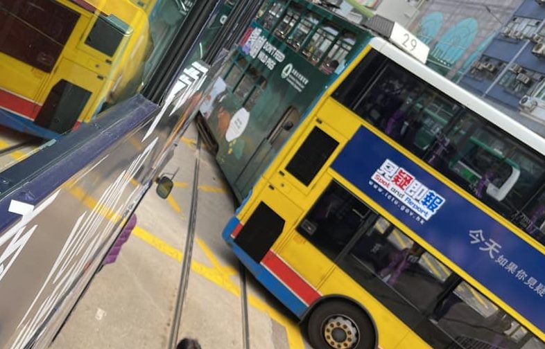 電單車與巴士相撞後出軌。（網上圖片）