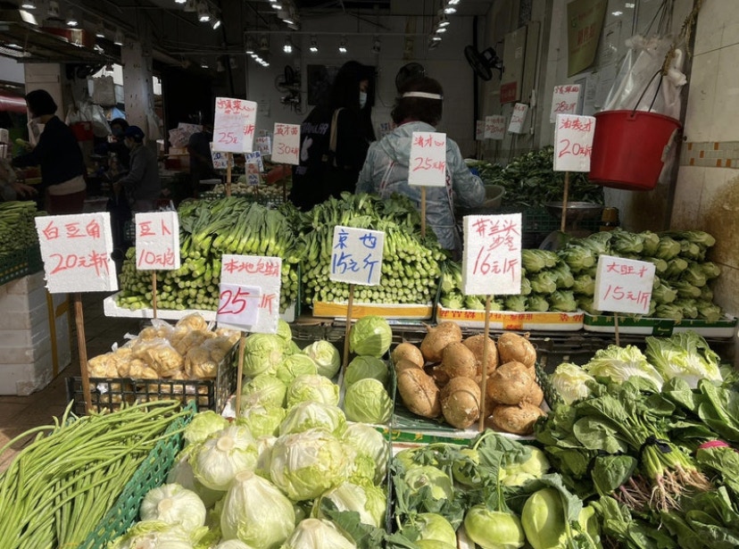 荃灣街市及楊屋道街市菜價升近一倍。（梁祖饒攝）