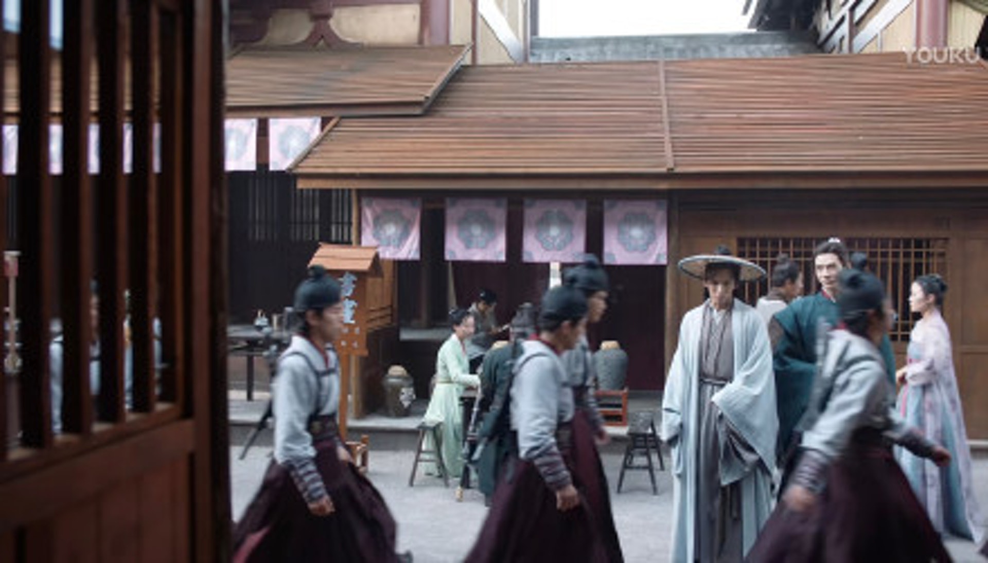 【一、山河令】有眼利網友發現,在人群身後的店鋪裡頭,有一名穿著古裝戲服的臨演,正坐著滑手機。(微博@熱播君) 【一、山河令】有眼利網友發現,在人群身後的店鋪裡頭,有一名穿著古裝戲服的臨演,正坐著滑手機。(微博@熱播君)