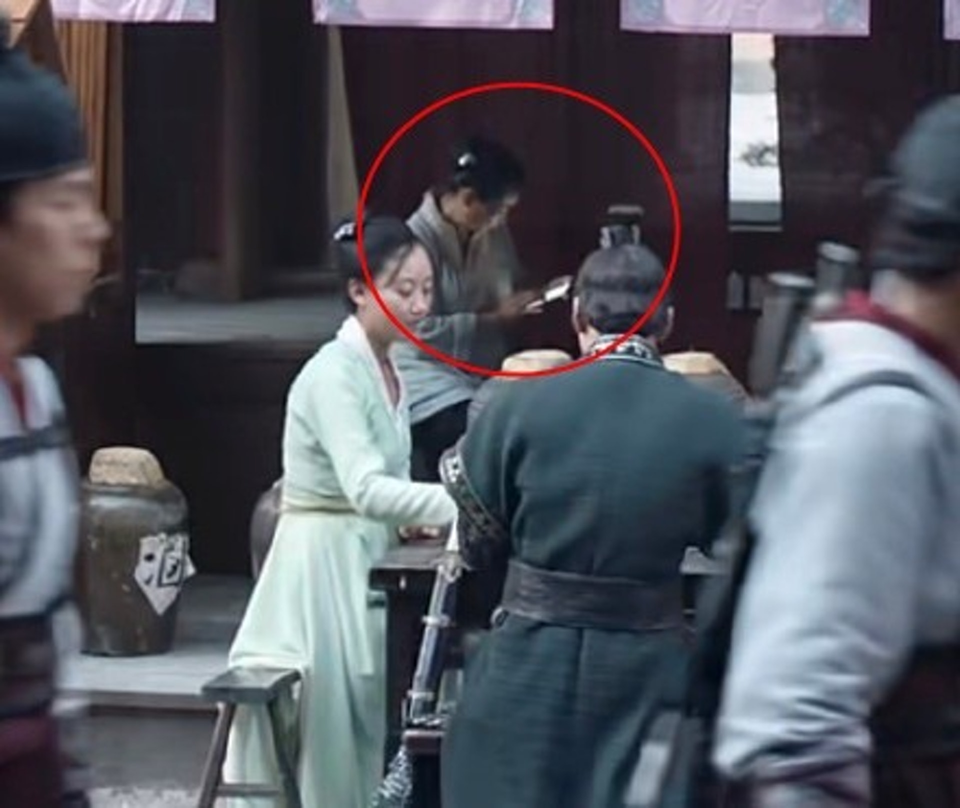 【一、山河令】而屋簷之下的陰影,也更加映襯出螢幕光亮,當時也有不少人表示佩服發現穿崩的人,笑虧「拿顯微鏡追的劇嗎」、「火眼金睛」。(微博@熱播君) 【一、山河令】而屋簷之下的陰影,也更加映襯出螢幕光亮,當時也有不少人表示佩服發現穿崩的人,笑虧「拿顯微鏡追的劇嗎」、「火眼金睛」。(微博@熱播君)