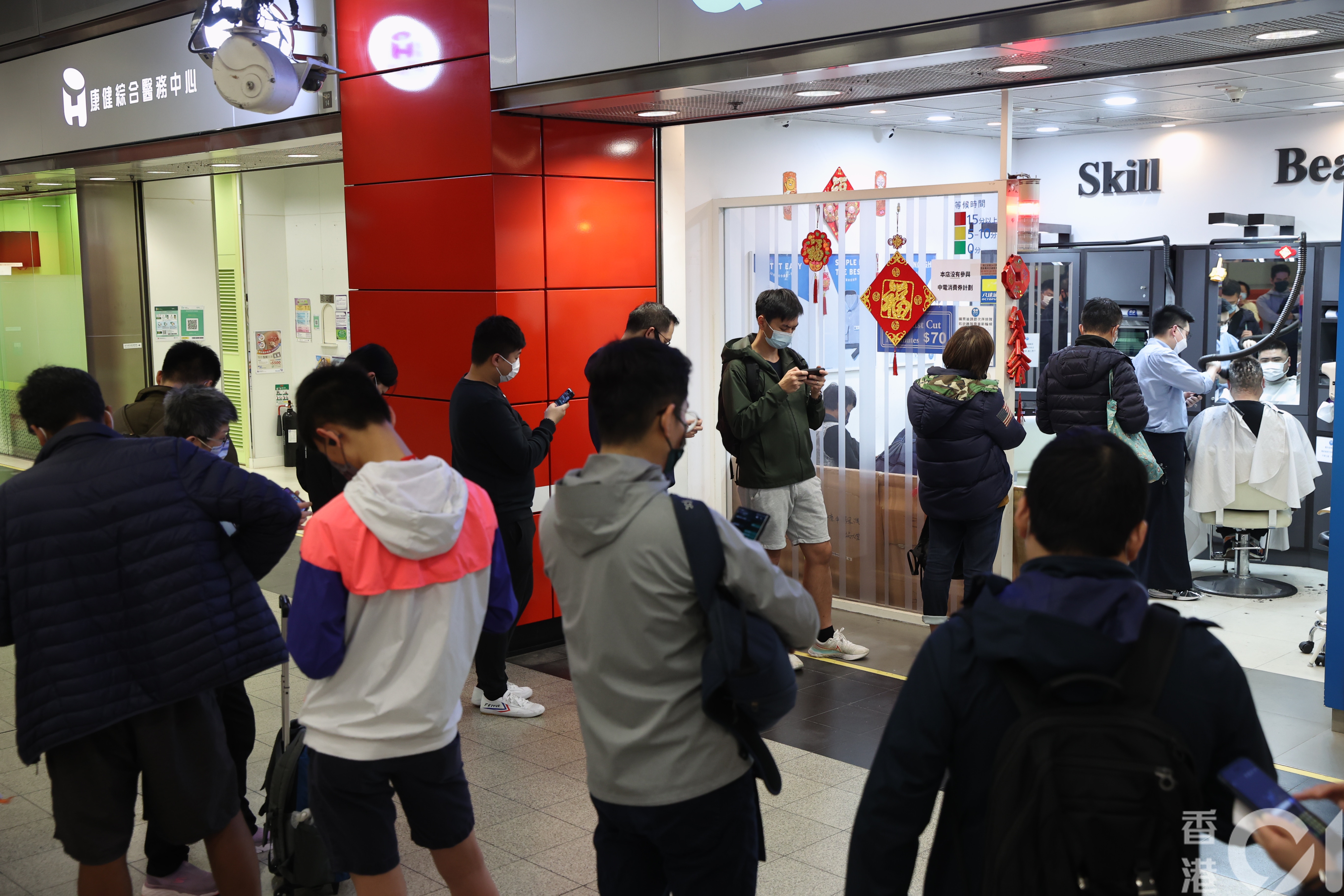 措施宣布後，多區理髮店陸續有市民排隊等候理髮，圖為將軍澳一間理髮店。（李澤彤攝）