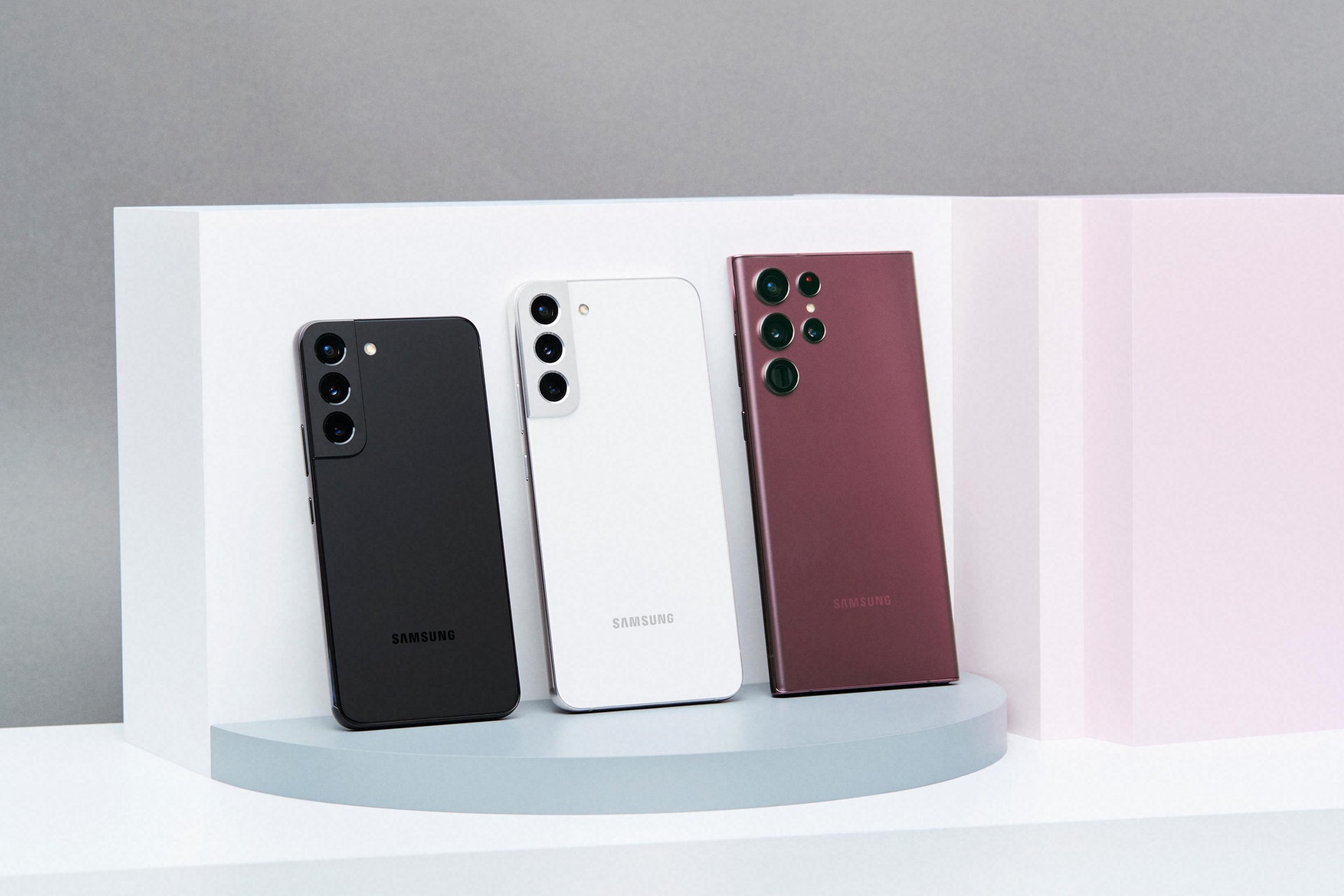 今年度的 Galaxy S22 Ultra 在設計以及功能上都可謂「別機一幟」(圖 Samsung) 今年度的 Galaxy S22 Ultra 在設計以及功能上都可謂「別機一幟」(圖 Samsung)