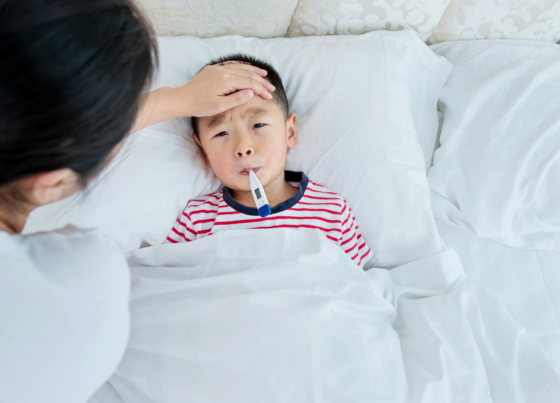 不少家長都憂慮孩子在疫情期間發燒，自己卻搜羅不到足夠的藥物為孩子紓緩病情。（資料圖片）