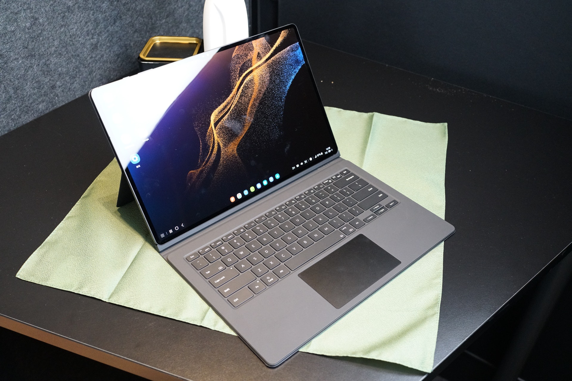 Samsung Galaxy Tab S8 Ultra擁有14.6吋大屏幕,配埋外置鍵盤(另購),就好像一部輕薄版筆電一樣(林勇攝) Samsung Galaxy Tab S8 Ultra擁有14.6吋大屏幕,配埋外置鍵盤(另購),就好像一部輕薄版筆電一樣(林勇攝)