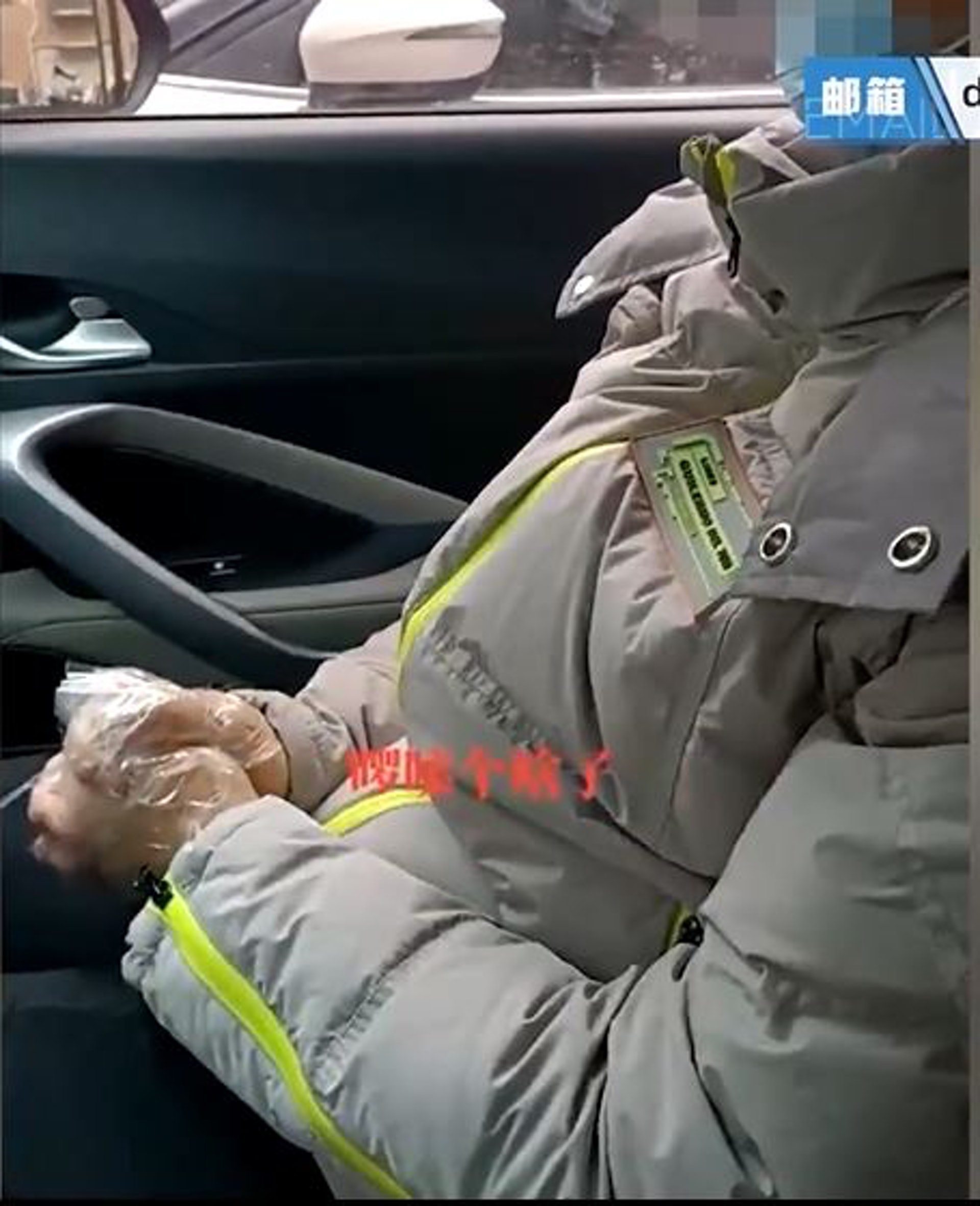 內地1名人妻不滿丈夫在副駕駛座指手劃腳,直接用膠紙封口和綁手。(網上影片截圖) 內地1名人妻不滿丈夫在副駕駛座指手劃腳,直接用膠紙封口和綁手。(網上影片截圖)