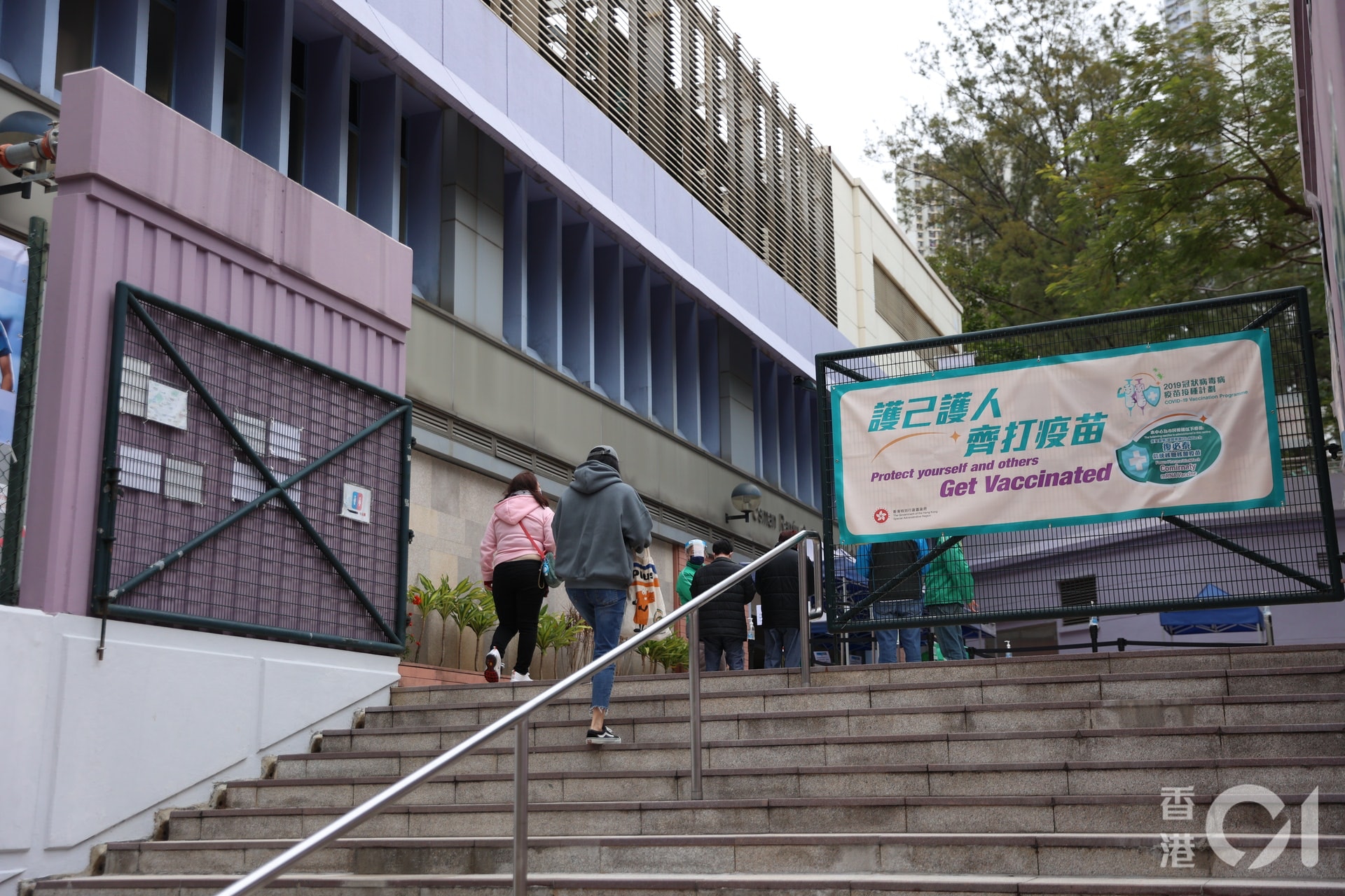 林士德體育館疫苗接種中心於新年假後重開，未見人龍。（鄭子峰攝）