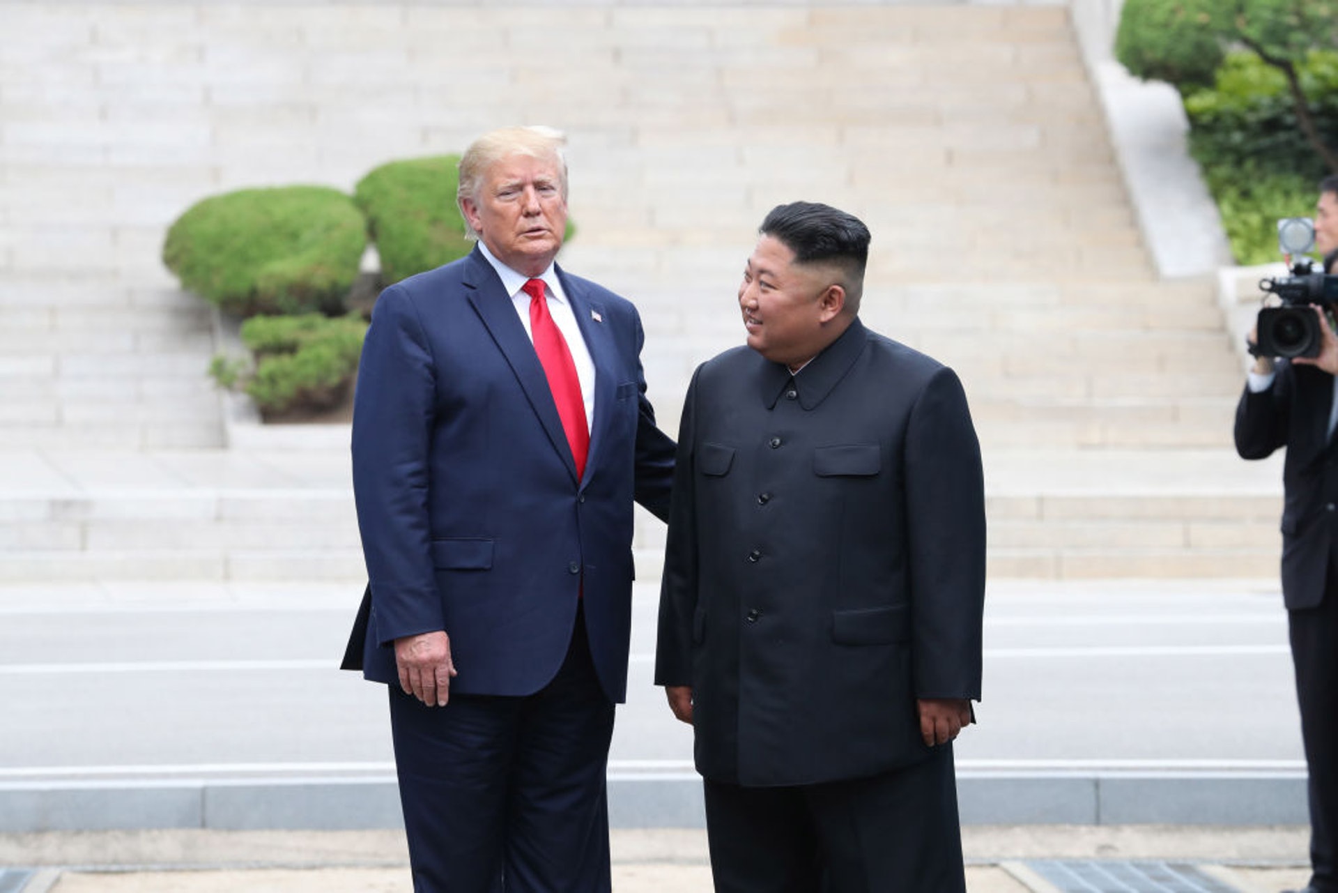 2019年6月30日,時任美國總統特朗普(Donald Trump)與朝鮮領袖金正恩見面,吸引全球關注。(GettyImages) 2019年6月30日,時任美國總統特朗普(Donald Trump)與朝鮮領袖金正恩見面,吸引全球關注。(GettyImages)