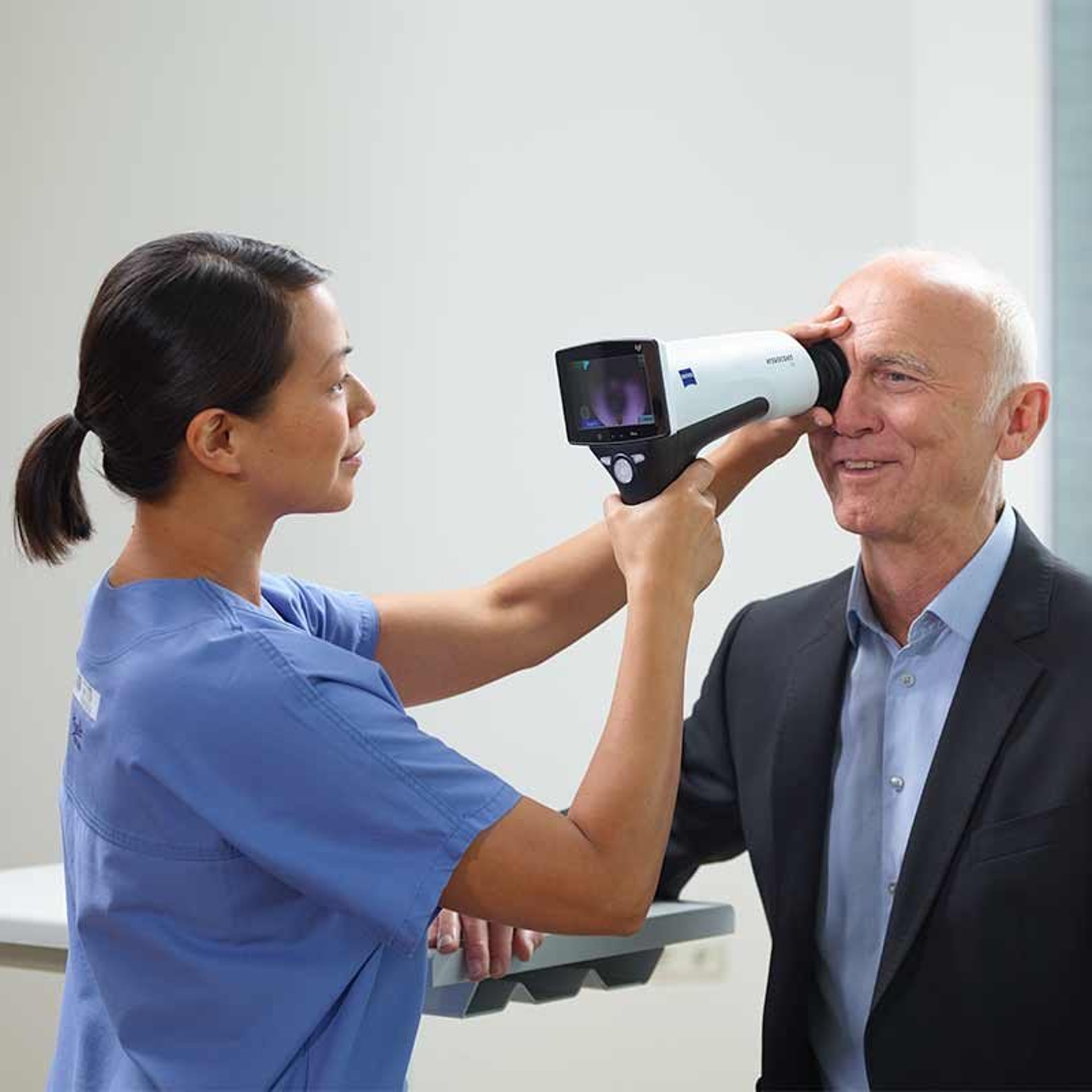 莊柏醫療於屯門置樂分店提供這項糖尿眼檢查，利用蔡司VISUSCOUT眼底相機，拍攝視網膜影像，再上載到VISUHEALTH平台，便完成人工智能快速檢測，過程只需五分鐘，並可即時取得報告及專業分析。（圖片：medilexonline）