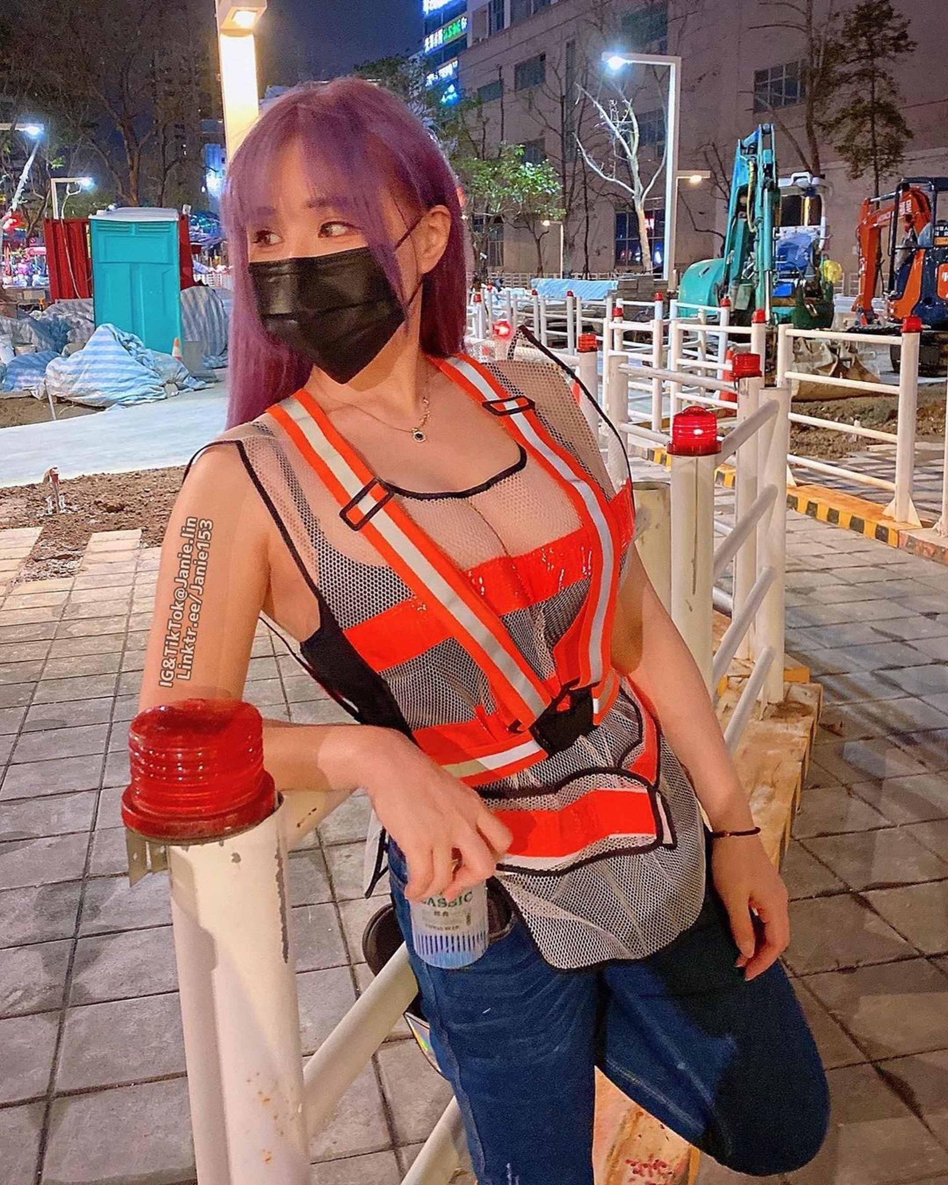 近日一張「最美工頭」照在台灣瘋傳,真身原來是當地美女插畫家Janie,吸引數萬網友湧進其IG按讚。(泥泥學姐IG) 近日一張「最美工頭」照在台灣瘋傳,真身原來是當地美女插畫家Janie,吸引數萬網友湧進其IG按讚。(泥泥學姐IG)
