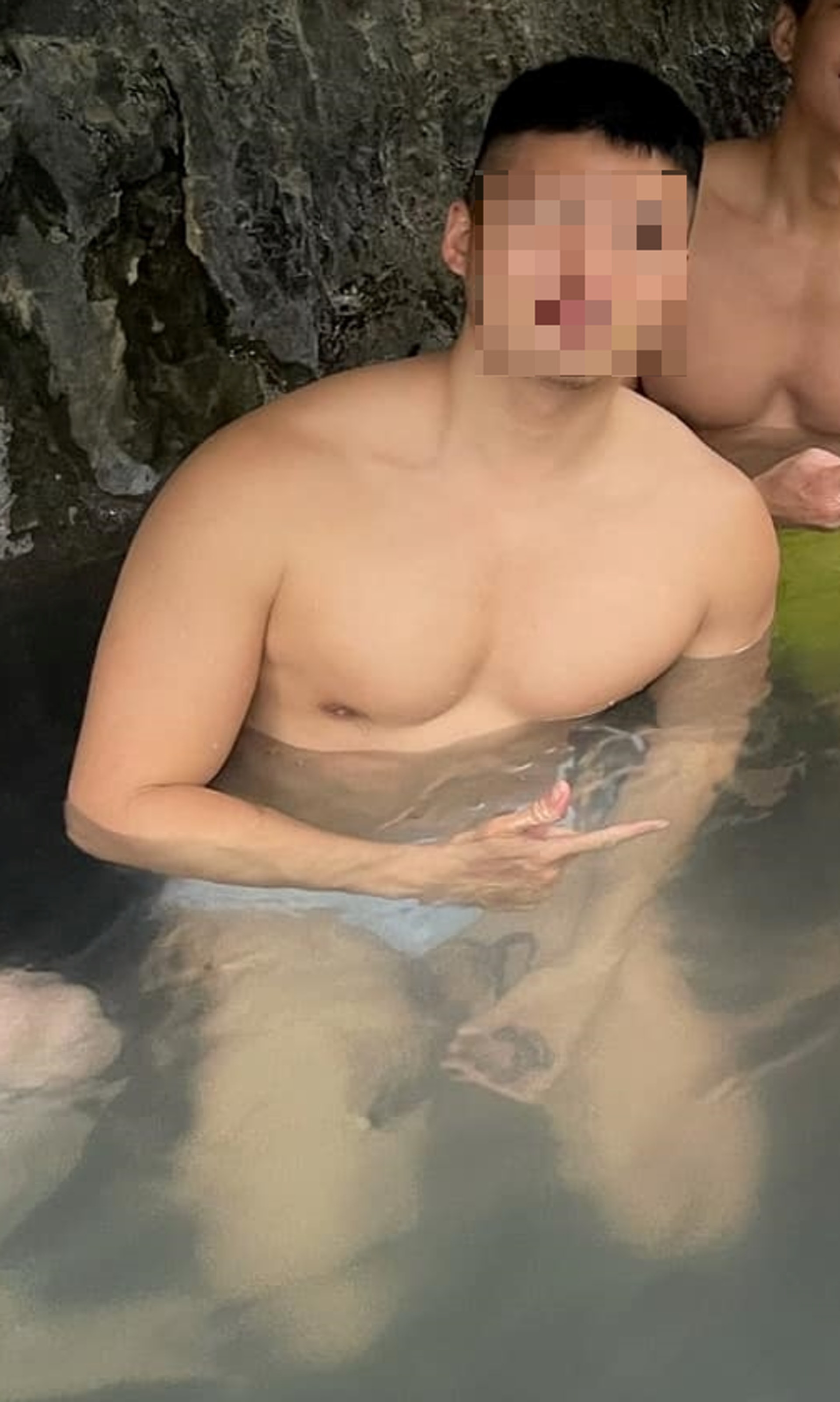 台網瘋傳一張女主持與8裸男共浴照一男子手握 條狀物 疑露械 台網瘋傳一張女主持與8裸男共浴照一男子手握 條狀物 疑露械