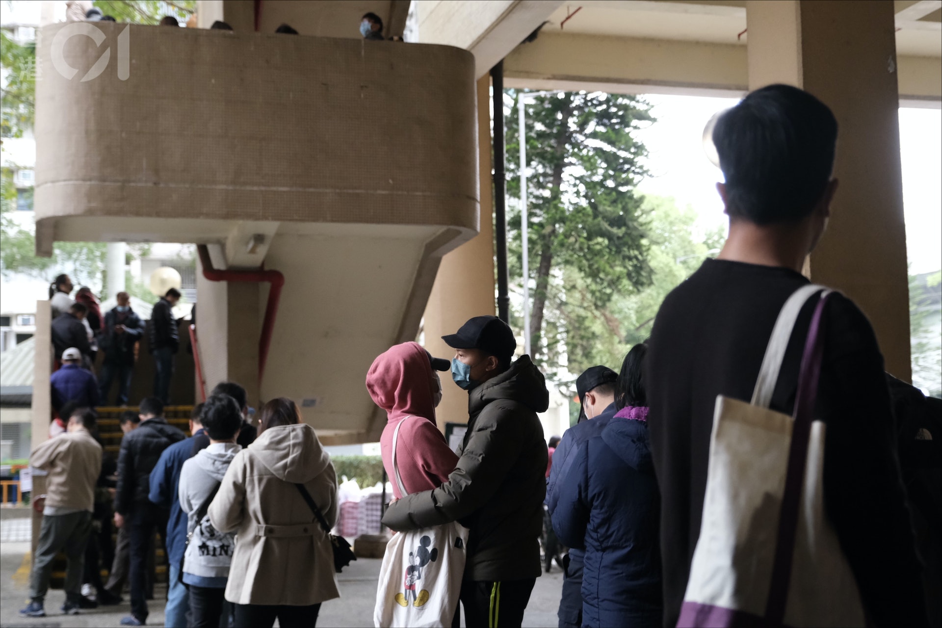 2022年2月10日,上午11時01分,大埔太和體育館社區檢測站外。(盧翊銘攝) 2022年2月10日,上午11時01分,大埔太和體育館社區檢測站外。(盧翊銘攝)