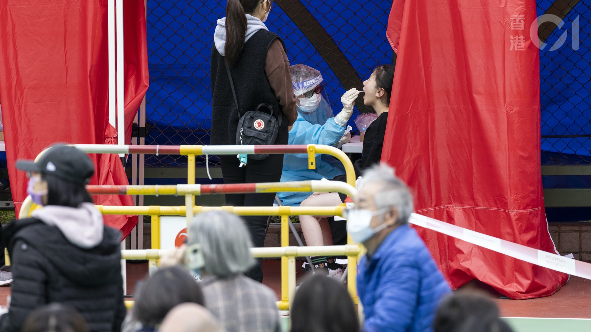 明起強檢毋須撩鼻僅採咽喉樣本 梁子超感不解 指敏感度較低 明起強檢毋須撩鼻僅採咽喉樣本 梁子超感不解 指敏感度較低