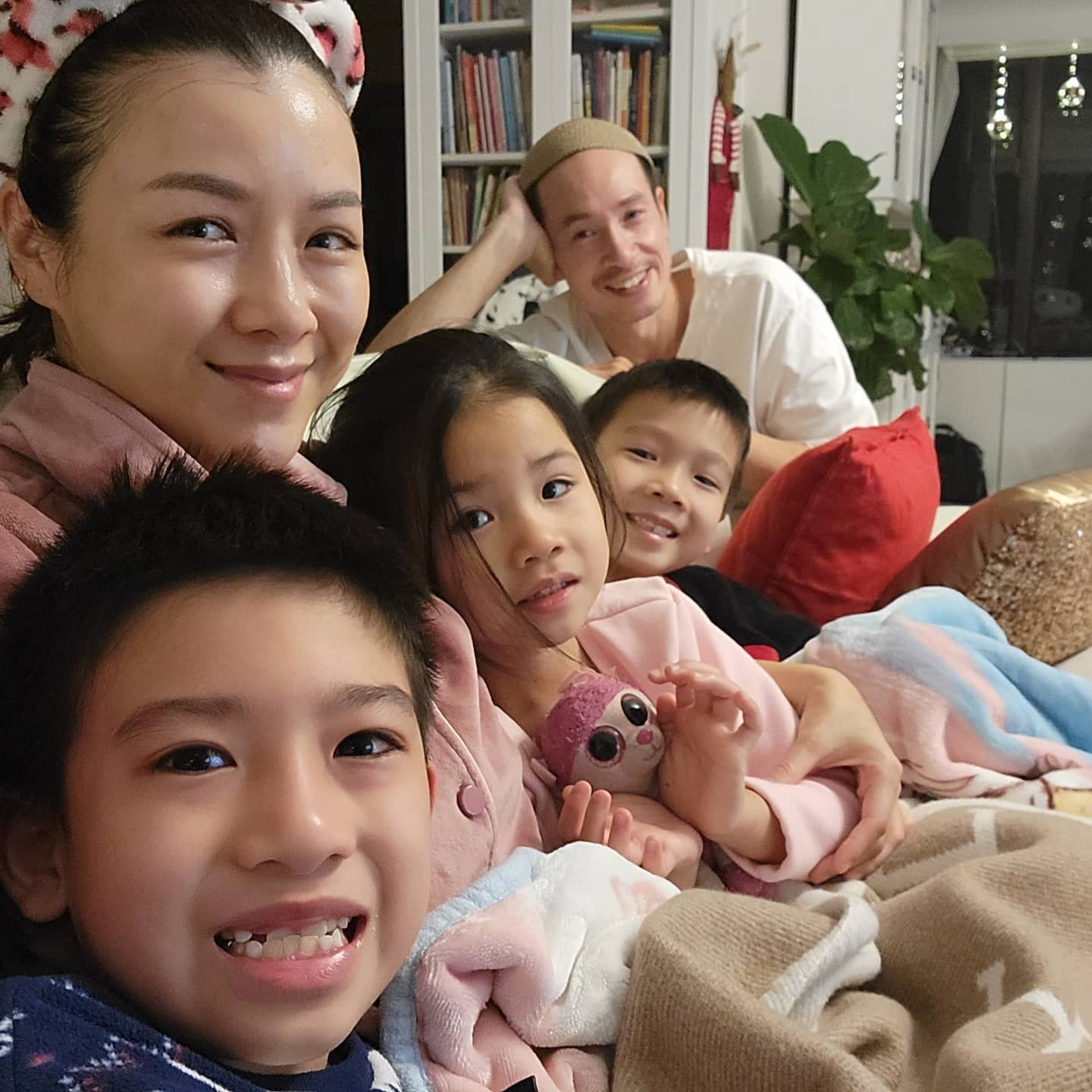 陳豪與老婆陳茵媺及3個寶貝仔女。(陳茵媺IG) 陳豪與老婆陳茵媺及3個寶貝仔女。(陳茵媺IG)