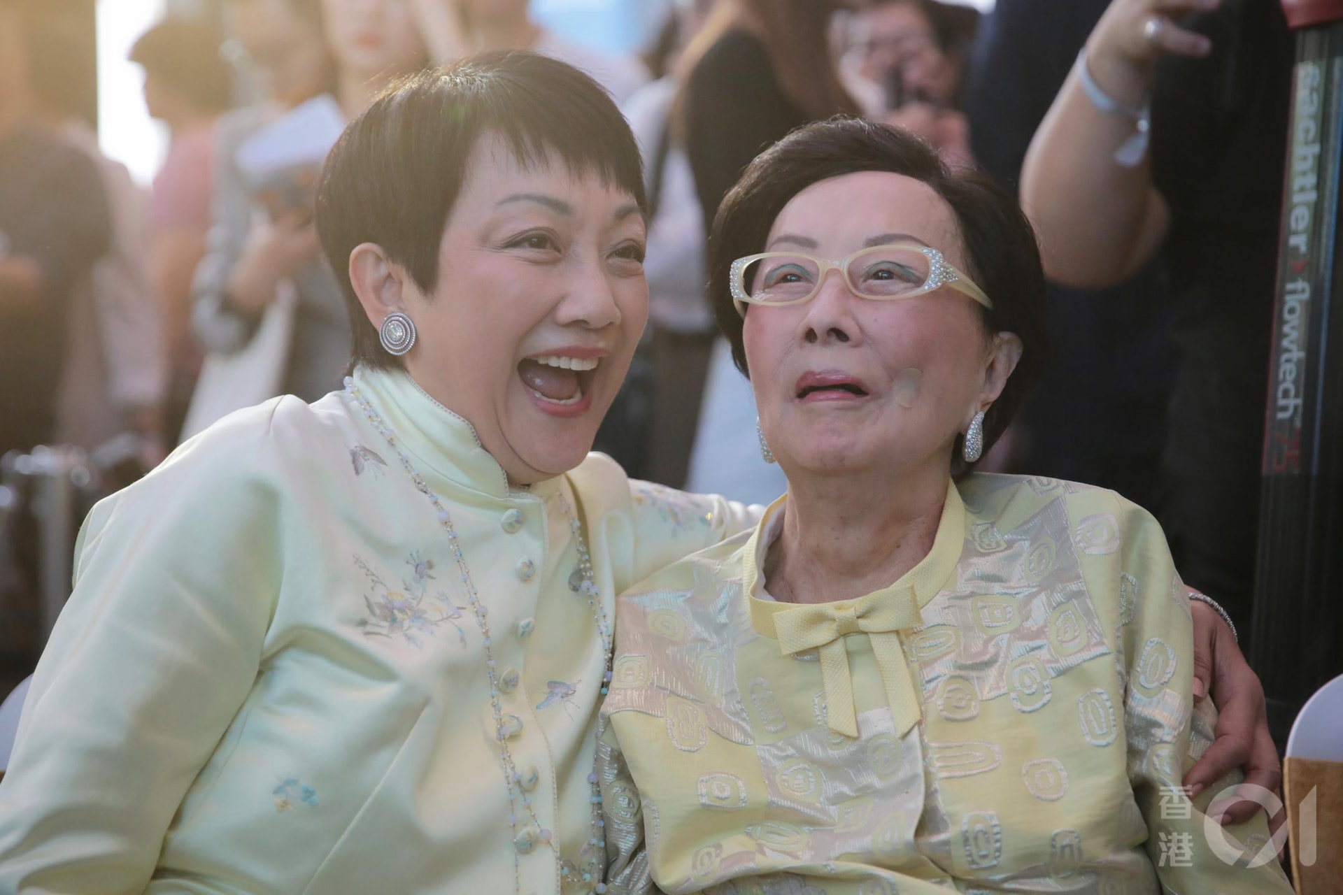 利孝和夫人陸雁群(右)2018月11月13日曾與女兒、希慎興業集團主席利蘊蓮(左)出席利園三期開幕儀式,之後鮮有她公開活動消息。(資料圖片/李澤彤攝) 利孝和夫人陸雁群(右)2018月11月13日曾與女兒、希慎興業集團主席利蘊蓮(左)出席利園三期開幕儀式,之後鮮有她公開活動消息。(資料圖片/李澤彤攝)