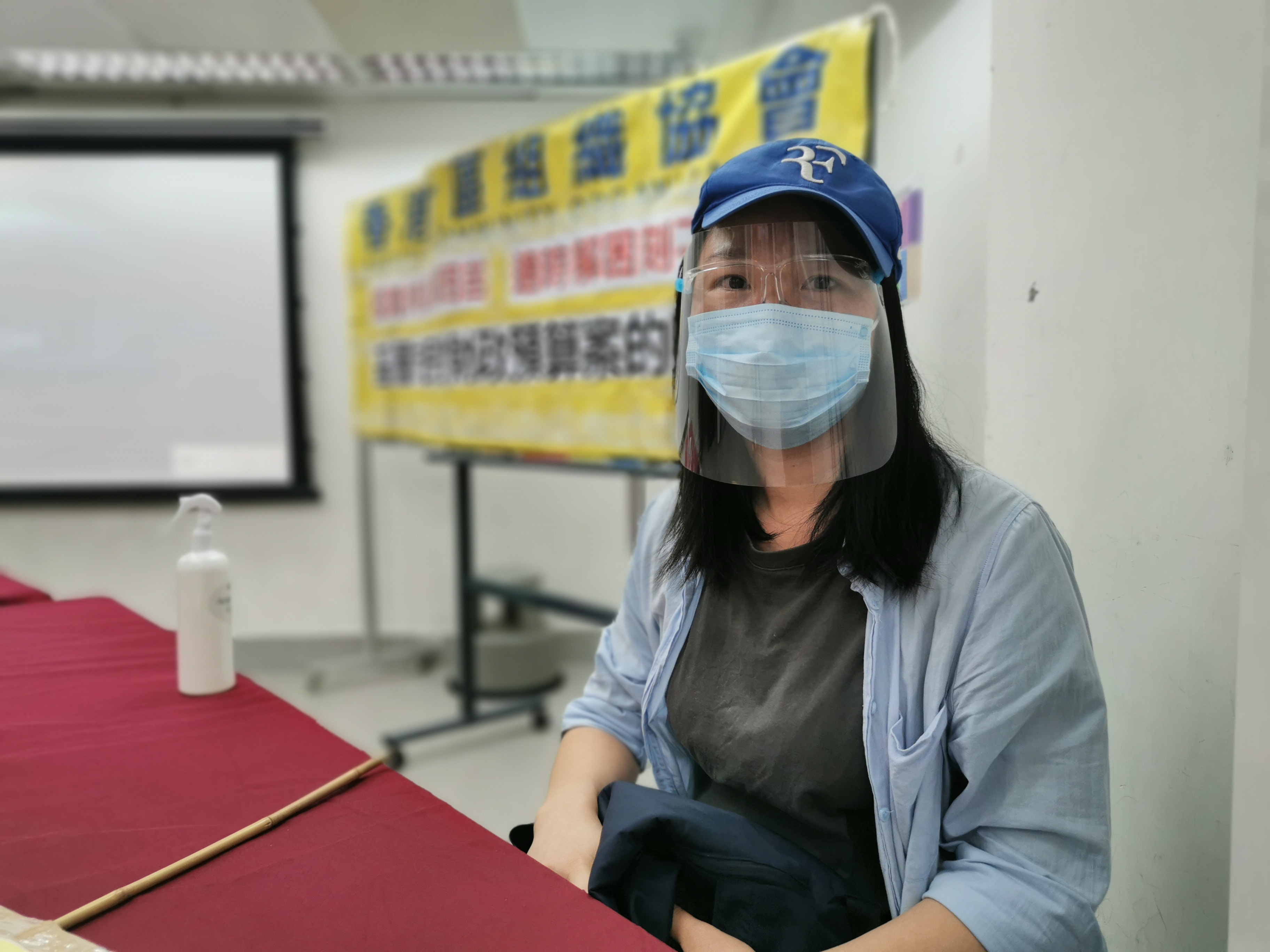 黃小姐因飲食業停晚巿而失去一份兼職，僅靠丈夫任地盤工養家，開工嚴重不足。(莫家文攝)