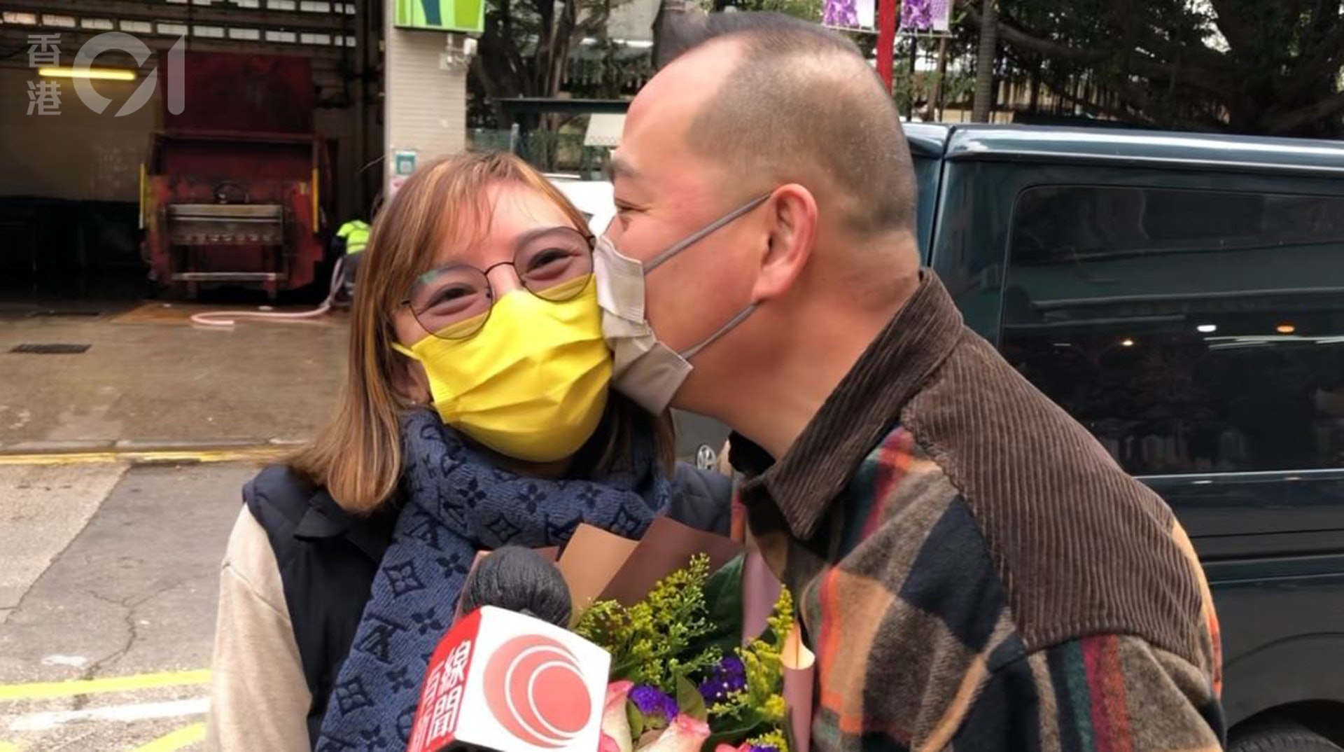 情人節 晨早拍拖買花花束較往年平 0 人夫 老婆 我愛你 情人節 晨早拍拖買花花束較往年平 0 人夫 老婆 我愛你