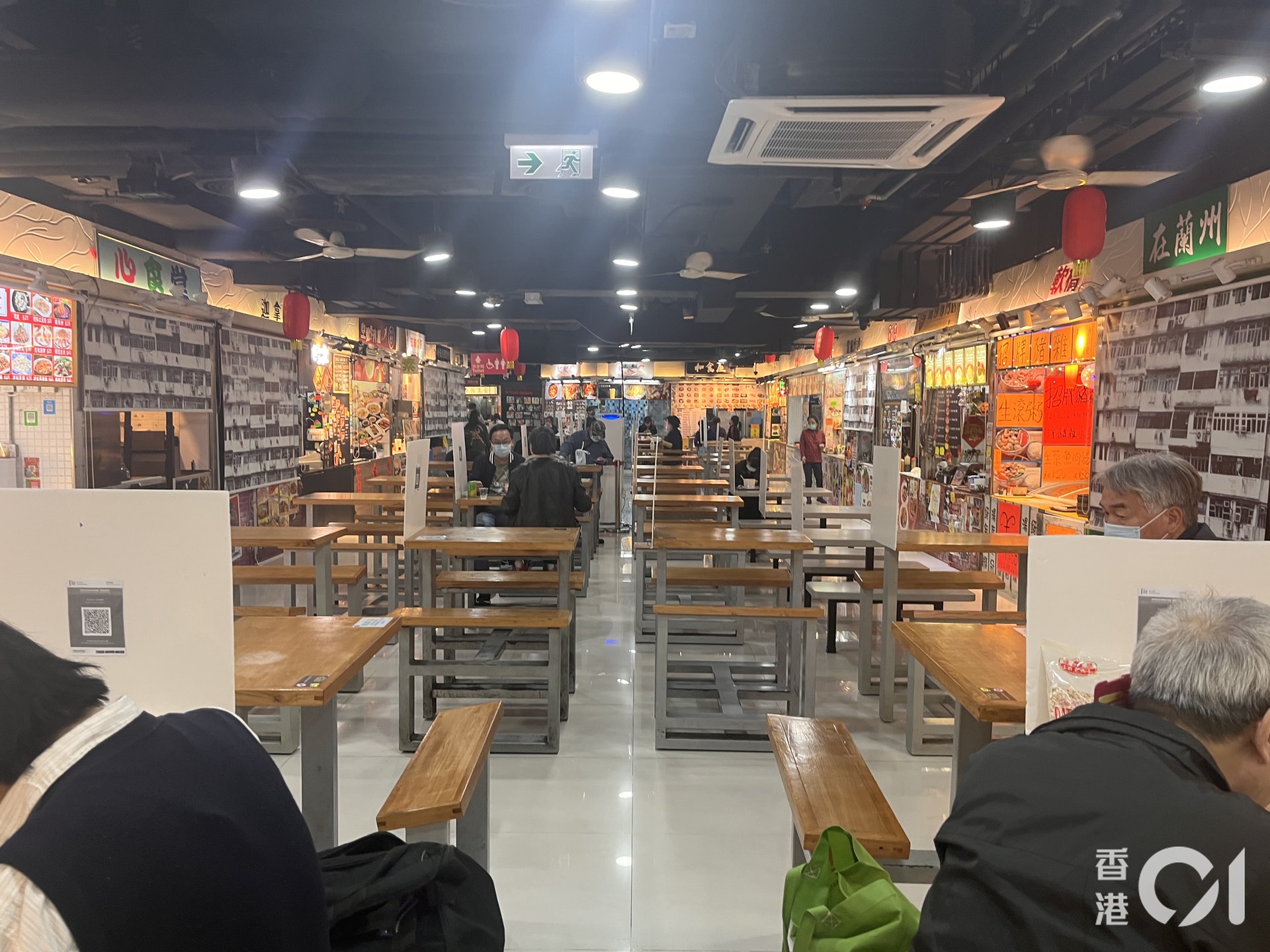 有西九龍中心美食廣場營運熟食檔的檔主反映,在疫情下,生意額較疫情前大跌九成。(呂穎姍攝) 有西九龍中心美食廣場營運熟食檔的檔主反映,在疫情下,生意額較疫情前大跌九成。(呂穎姍攝)