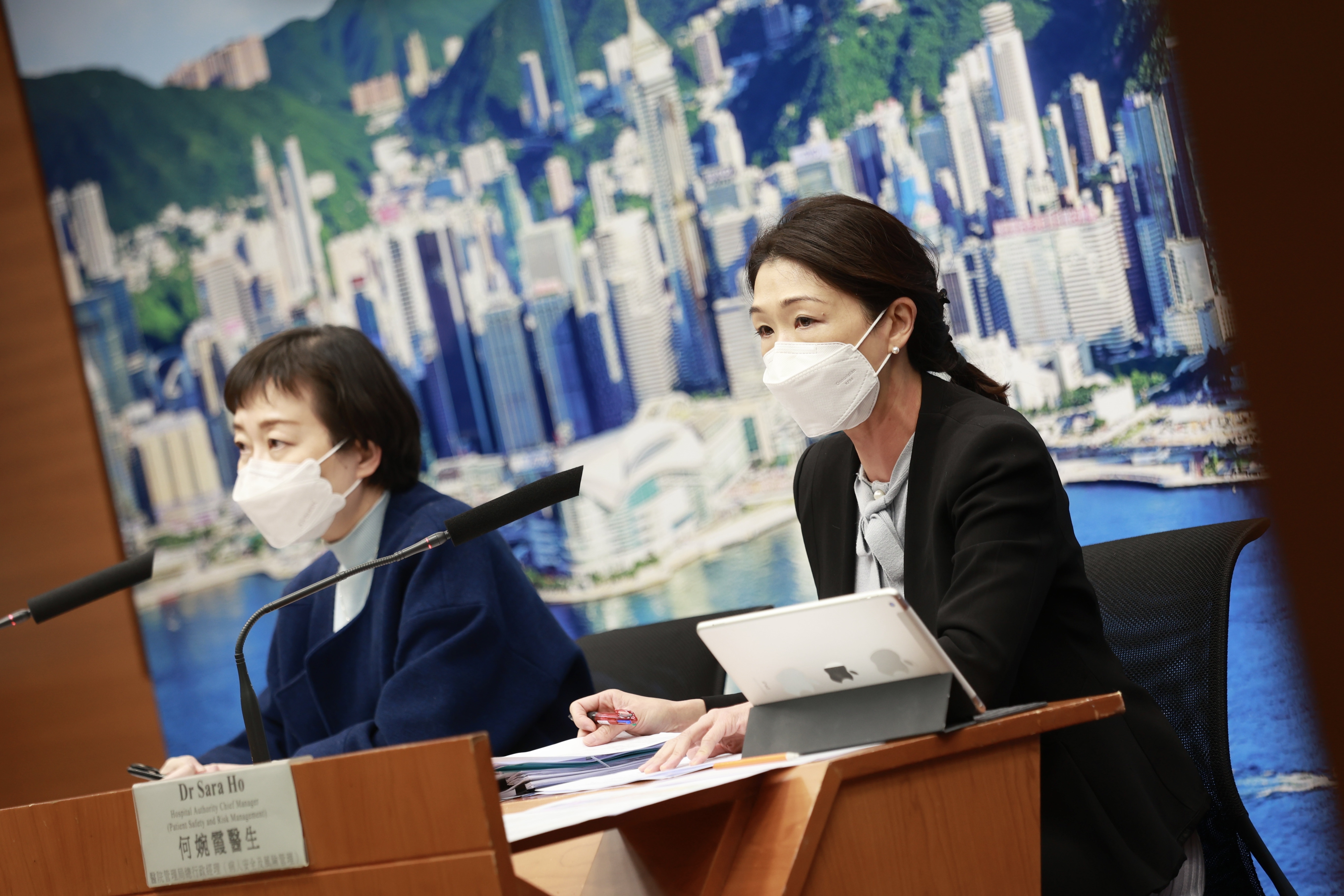 衞生署衞生防護中心傳染病處主任張竹君和醫院管理局總行政經理（病人安全及風險管理）何婉霞在2月15日疫情記者會公布新增1,619宗確診個案。(黃寶瑩攝）