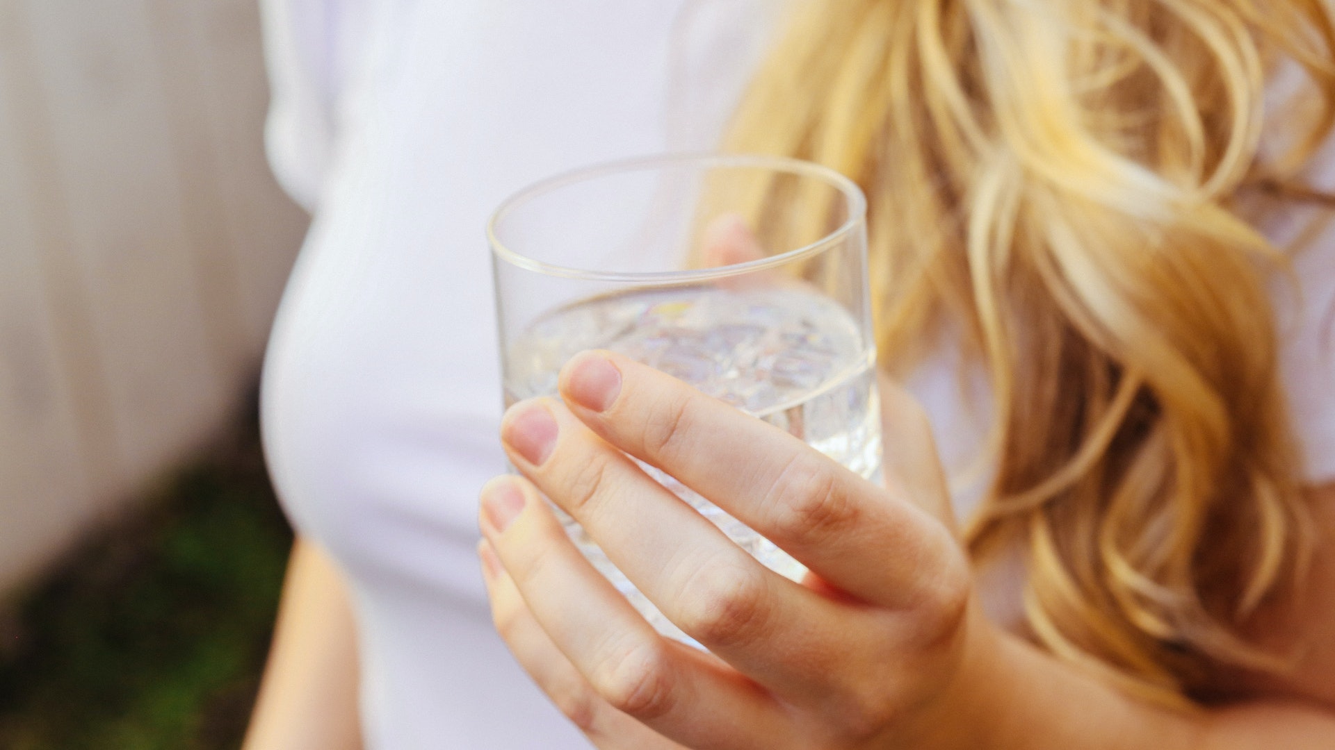 飲熱水會致癌?醫生揭6種不正確喝水方法 常飲外賣老火湯要注意 飲熱水會致癌?醫生揭6種不正確喝水方法 常飲外賣老火湯要注意