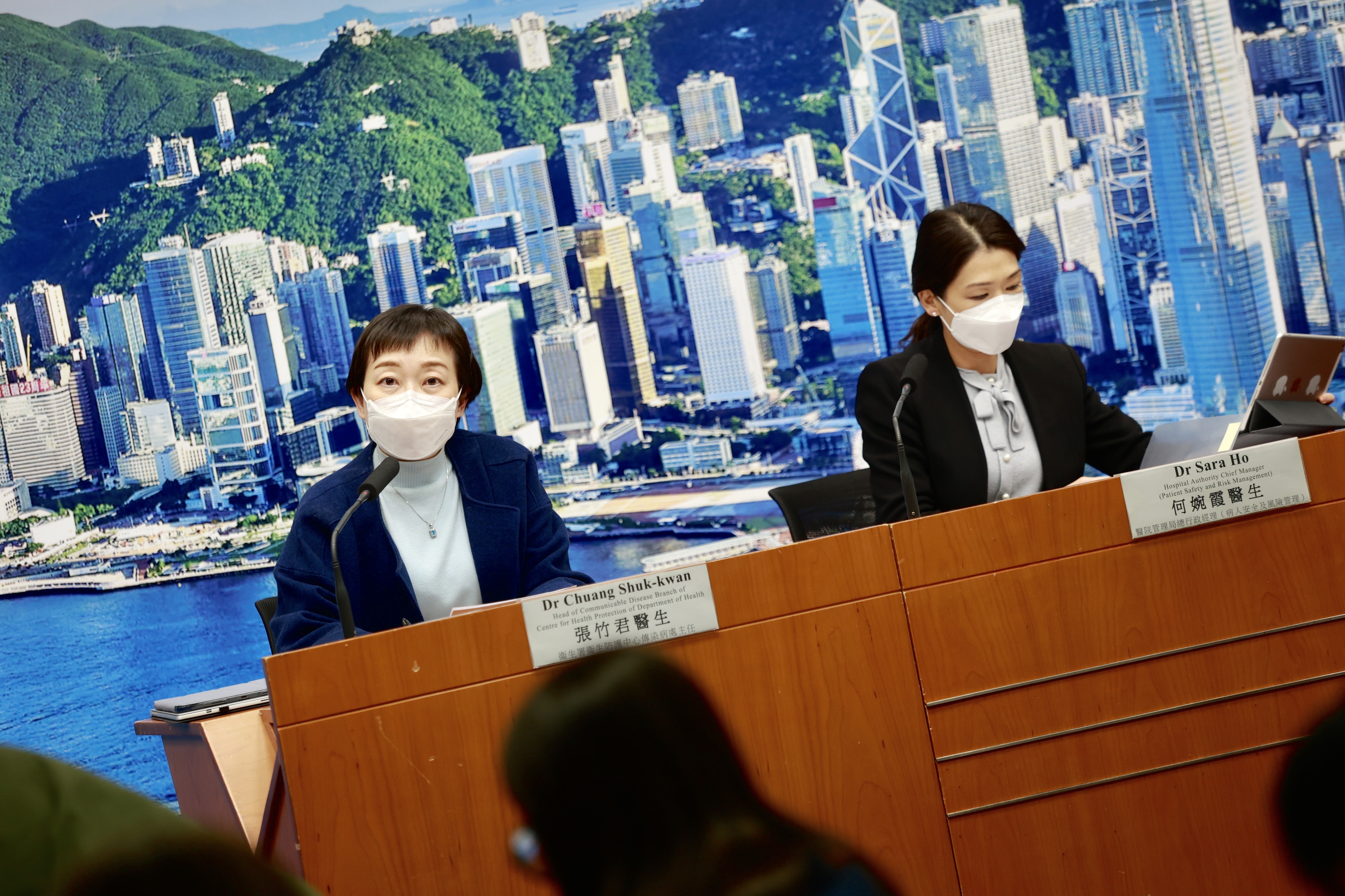 衞生署衞生防護中心傳染病處主任張竹君和醫院管理局總行政經理（病人安全及風險管理）何婉霞在2月15日疫情記者會公布新增1,619宗確診個案。(黃寶瑩攝）
