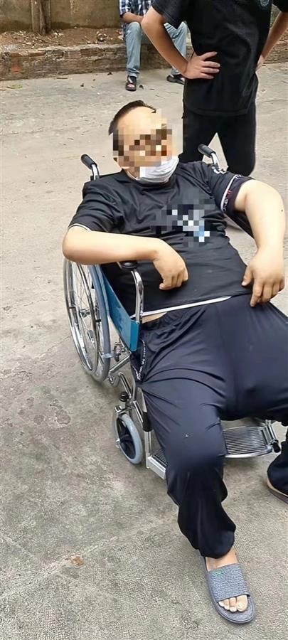 來自江蘇的李亞緣綸在柬埔寨被網絡詐騙集團「圈養」，以便抽血賣錢，每個半月就會被抽3瓶血，瀕臨死亡。（澎湃新聞）