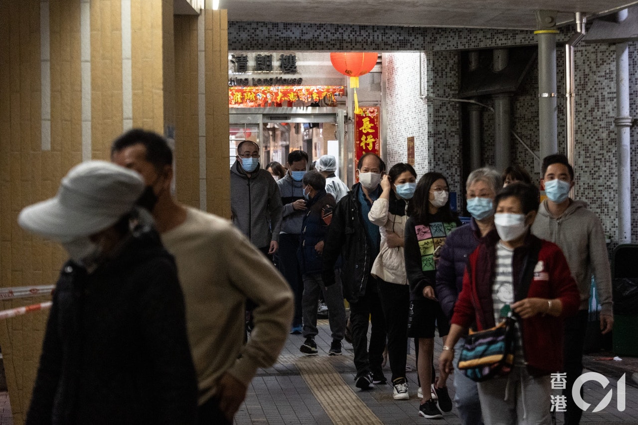 政府網站會每日更新確診及強檢名單。 政府網站會每日更新確診及強檢名單。