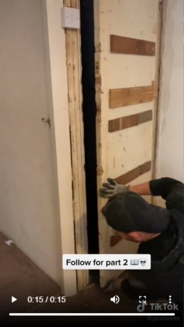 新屋企在翻新這間百年舊屋時，首先發現了這個於樓梯下的密室…（TikTok截圖 / @geebeetv）