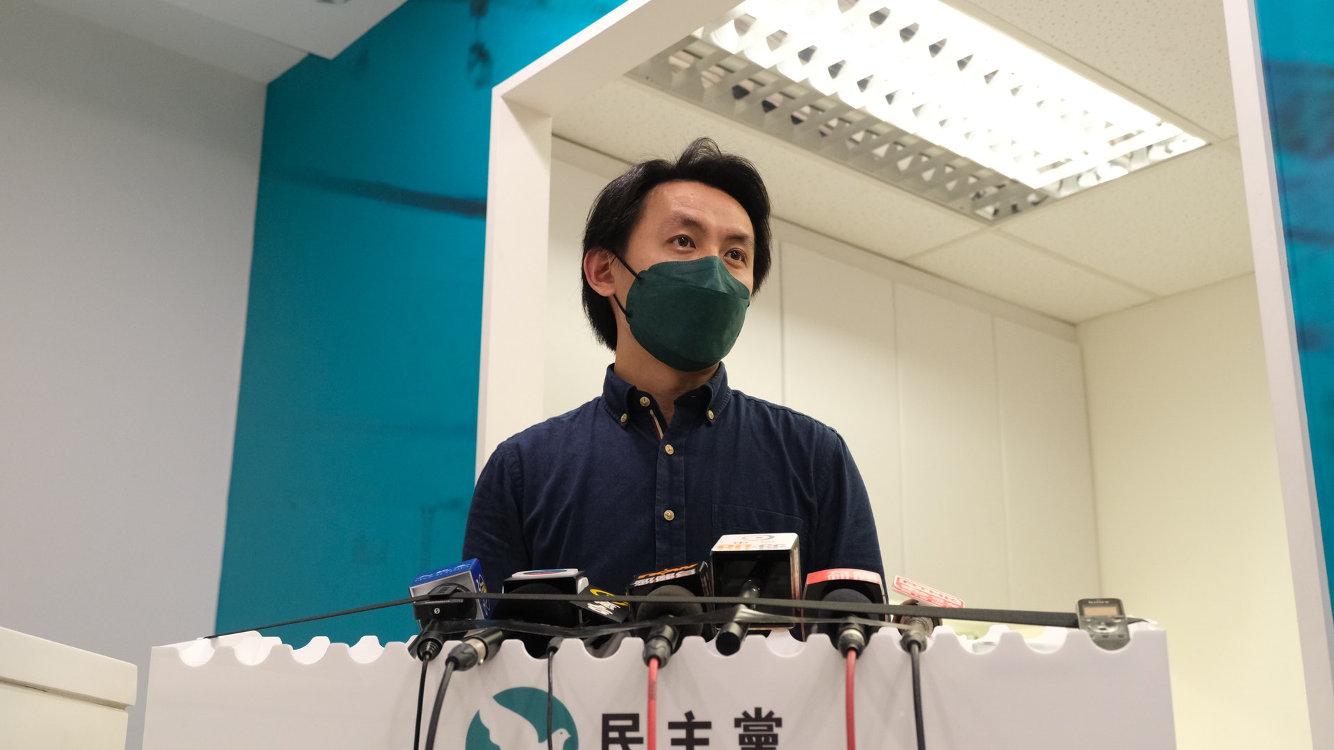 民主黨中委通過革除梁翊婷、蘇逸恒黨籍 凍結李華明黨籍暫緩執行 民主黨中委通過革除梁翊婷、蘇逸恒黨籍 凍結李華明黨籍暫緩執行