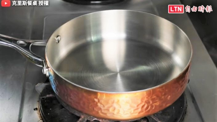 不鏽鋼鍋不用開鍋，開鍋並非所有鍋具必做的儀式。（克里斯餐桌-自由時報影片截圖）