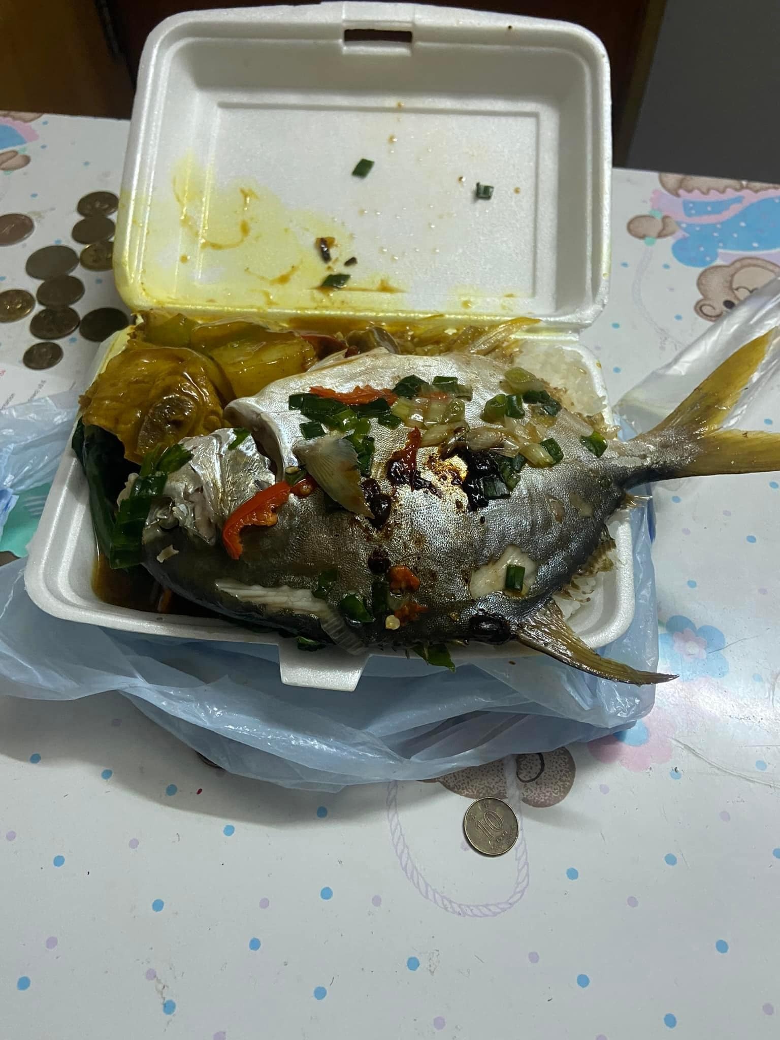網上流傳1張兩餸飯盒照片，其中一餸是1條「大過個盒」的原條倉魚，發帖者透露此飯盒售價「40蚊有找」，因而引起網民哄動。（FB「扮工室Online」圖片）
