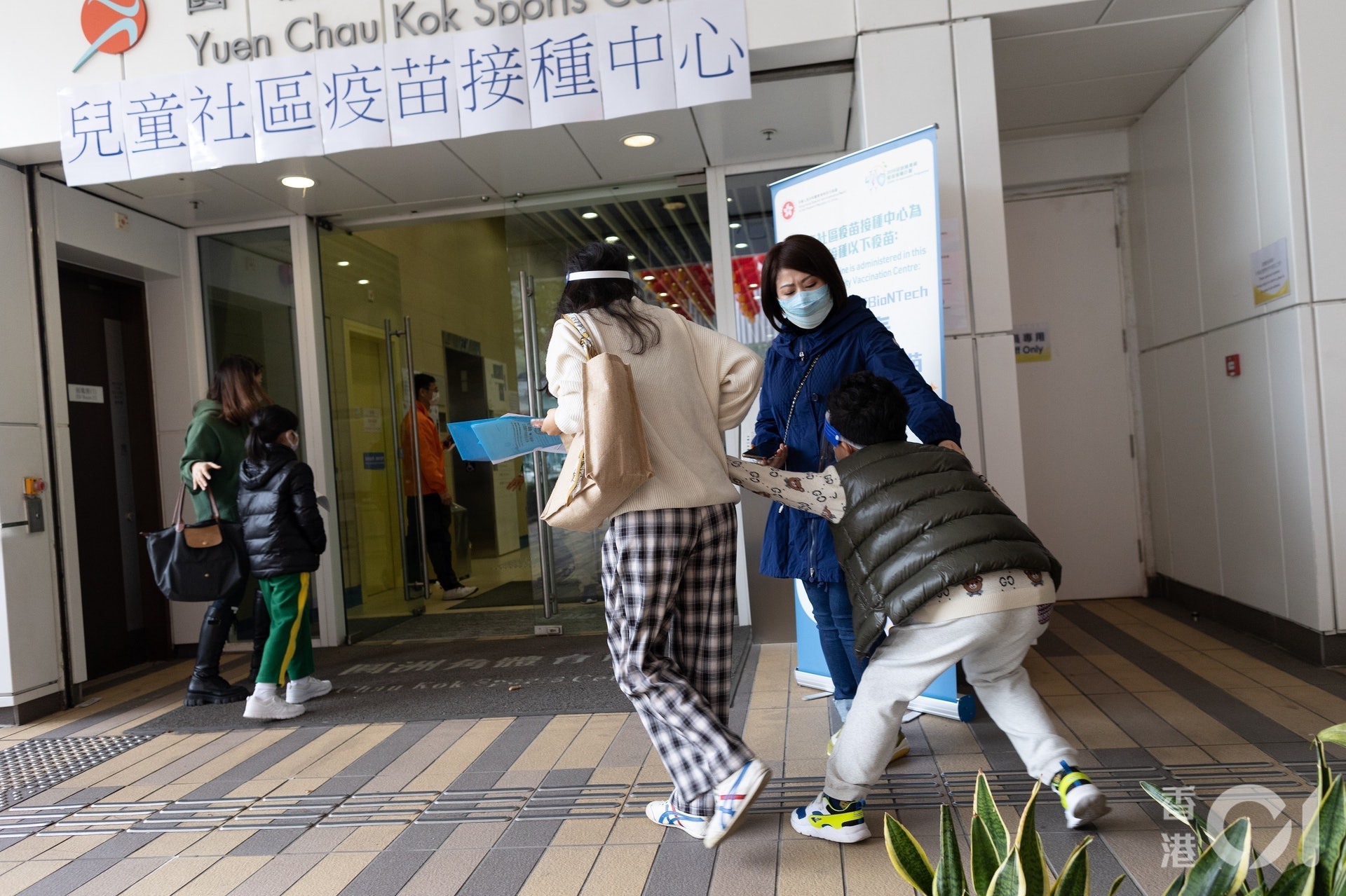 本港的新冠疫苗接種年齡已下調至6個月大嬰兒。(資料圖片) 本港的新冠疫苗接種年齡已下調至6個月大嬰兒。(資料圖片)