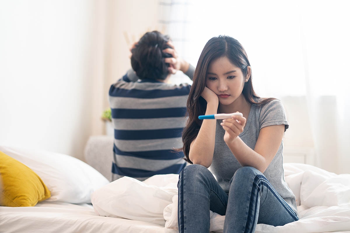 女士在35歲以後，子宮、卵巢功能開始退化，較難懷孕；夫婦們如果計劃生小孩，建議預先做好孕前檢查。（圖片：iStock）