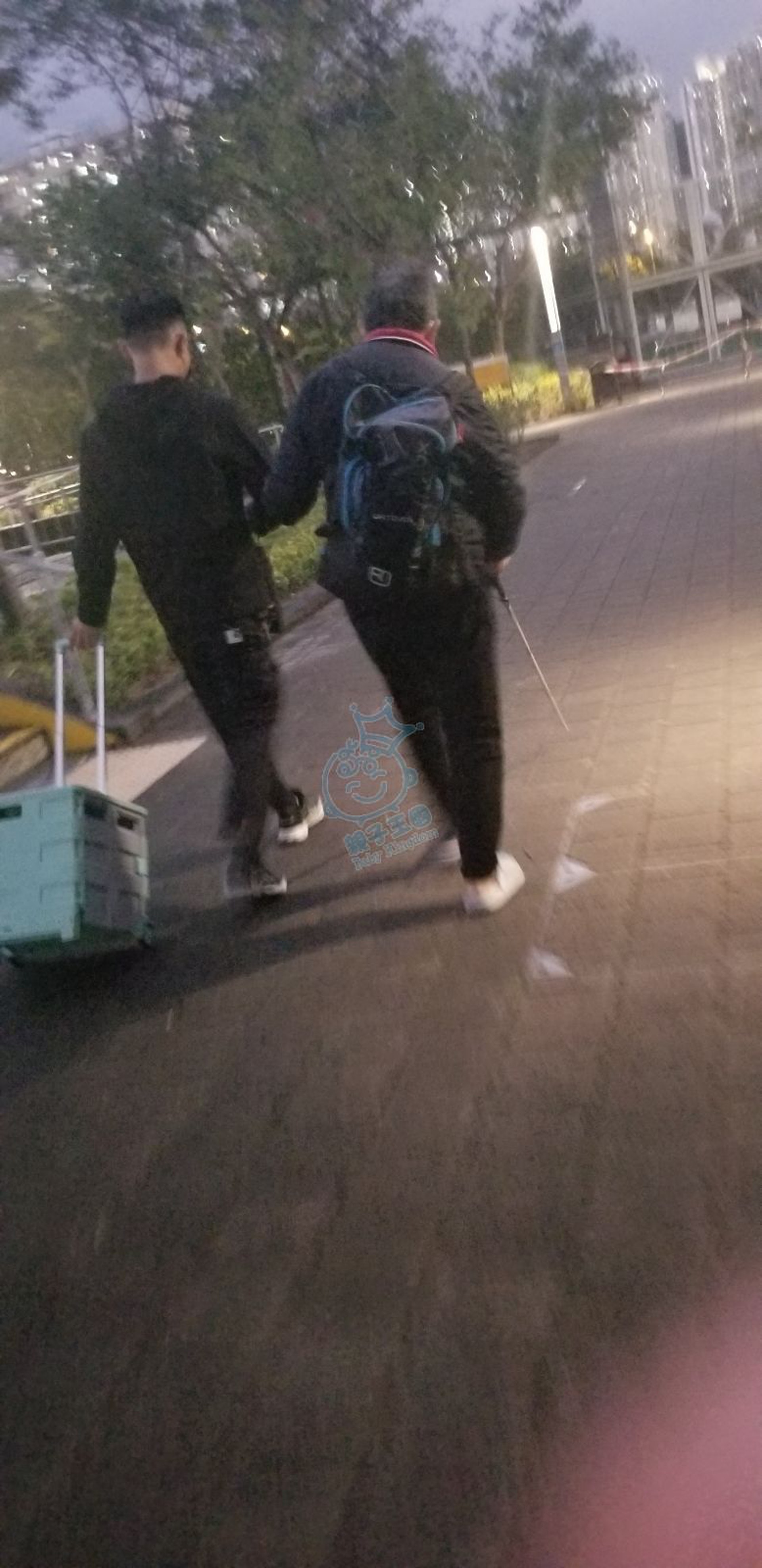 樓主指,1名失明人士正停在路中心疑找人問路,另有位男士推着買餸車急步行過,見狀就停下來跟失明人士交談,最後男士更伸出手臂,讓對方搭着帶他一起走。(親子王國討論區圖片) 樓主指,1名失明人士正停在路中心疑找人問路,另有位男士推着買餸車急步行過,見狀就停下來跟失明人士交談,最後男士更伸出手臂,讓對方搭着帶他一起走。(親子王國討論區圖片)