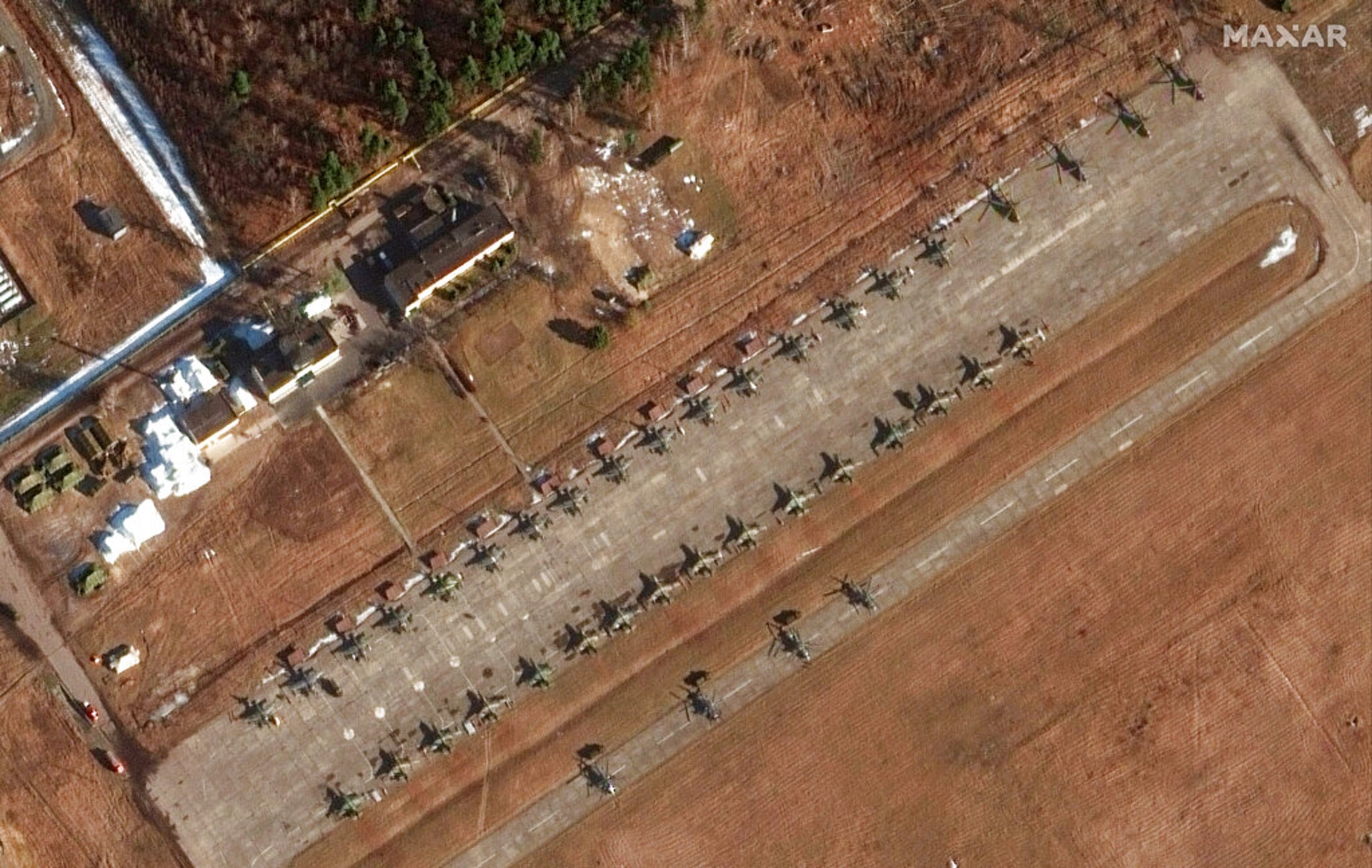 美國馬克薩爾科技公司提供在2022年2月18日拍得的衛星圖像中,可見俄羅斯盧尼涅茨機場合計有32部蘇-25戰機、直升機、S-400防空導彈系統以及無人機部隊的部署。盧尼涅茨機場距離烏克蘭北部邊境僅約50公里。(AP) 美國馬克薩爾科技公司提供在2022年2月18日拍得的衛星圖像中,可見俄羅斯盧尼涅茨機場合計有32部蘇-25戰機、直升機、S-400防空導彈系統以及無人機部隊的部署。盧尼涅茨機場距離烏克蘭北部邊境僅約50公里。(AP)