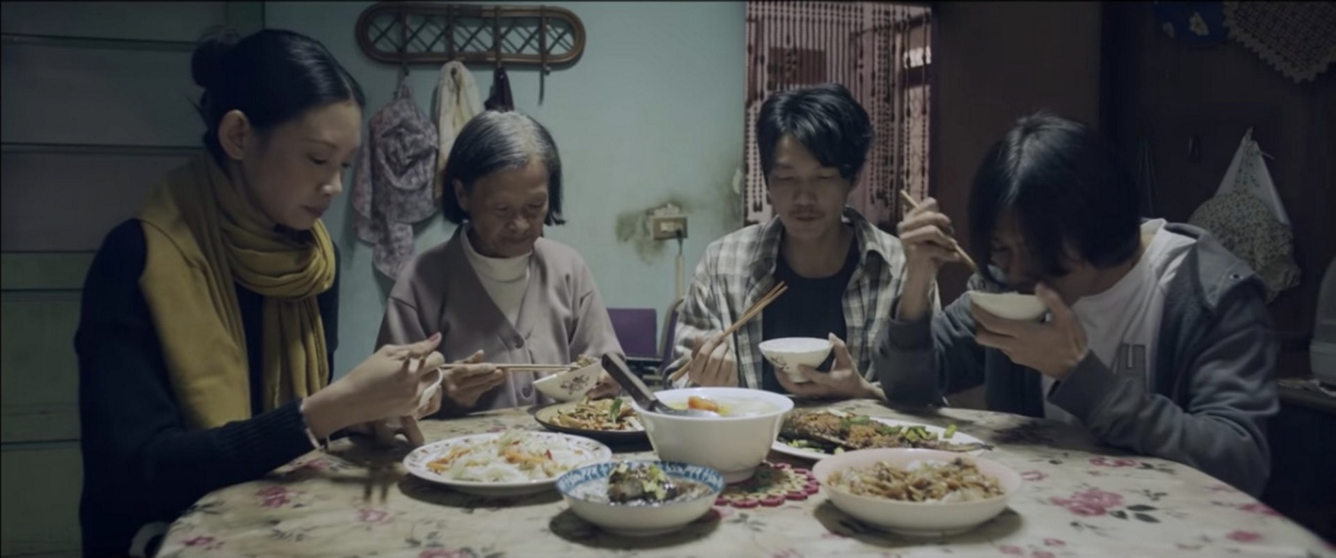 樓主家姐的男友上門暫住,平日上來就除口罩,但他吃完飯竟馬上戴好口罩。(《大桔大利闔家平安》劇照) 樓主家姐的男友上門暫住,平日上來就除口罩,但他吃完飯竟馬上戴好口罩。(《大桔大利闔家平安》劇照)
