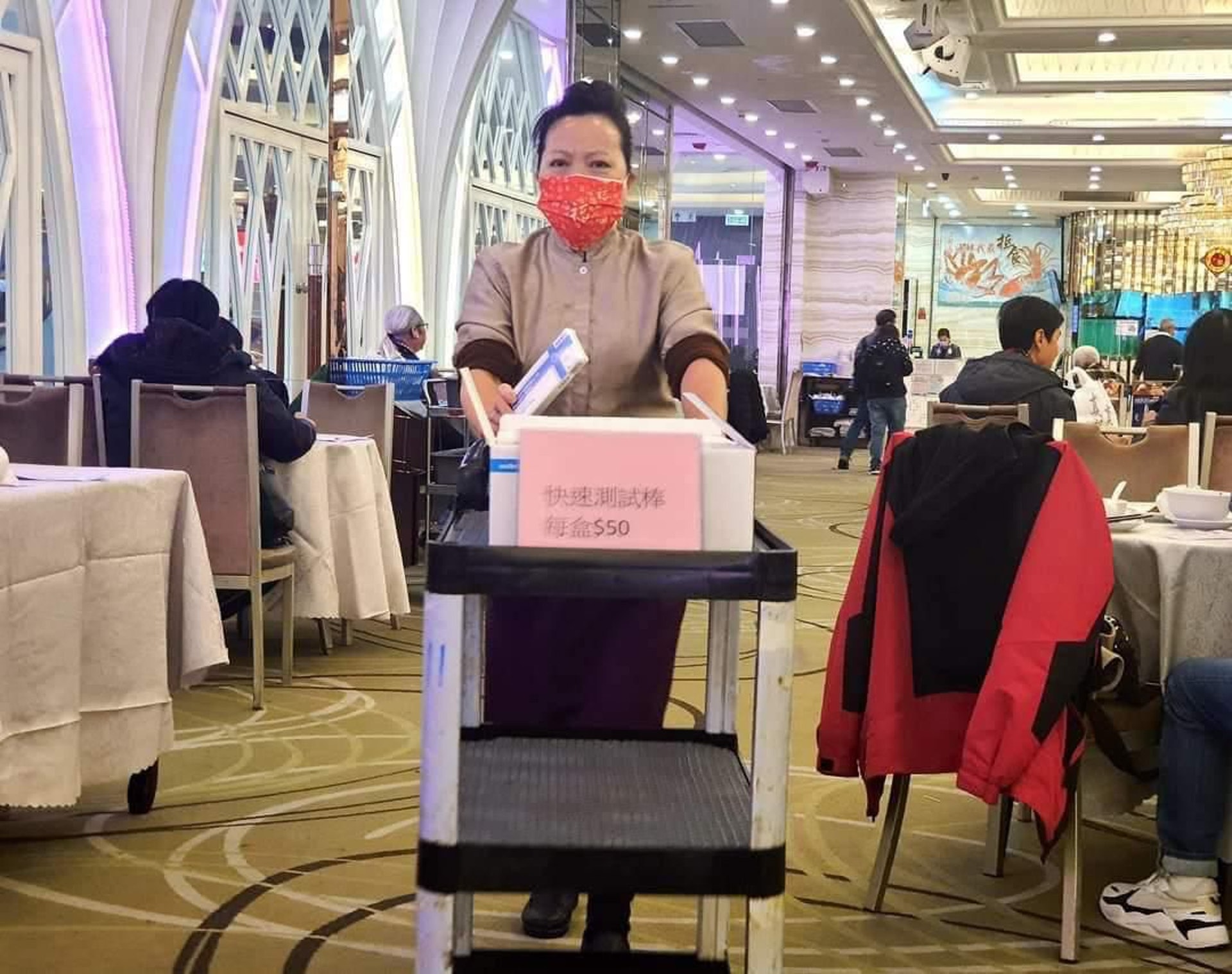 網上流傳一張來自沙田石門富臨皇宮的照片,顯示酒樓職員開始售賣快速測試棒,每盒50元。(網上圖片) 網上流傳一張來自沙田石門富臨皇宮的照片,顯示酒樓職員開始售賣快速測試棒,每盒50元。(網上圖片)