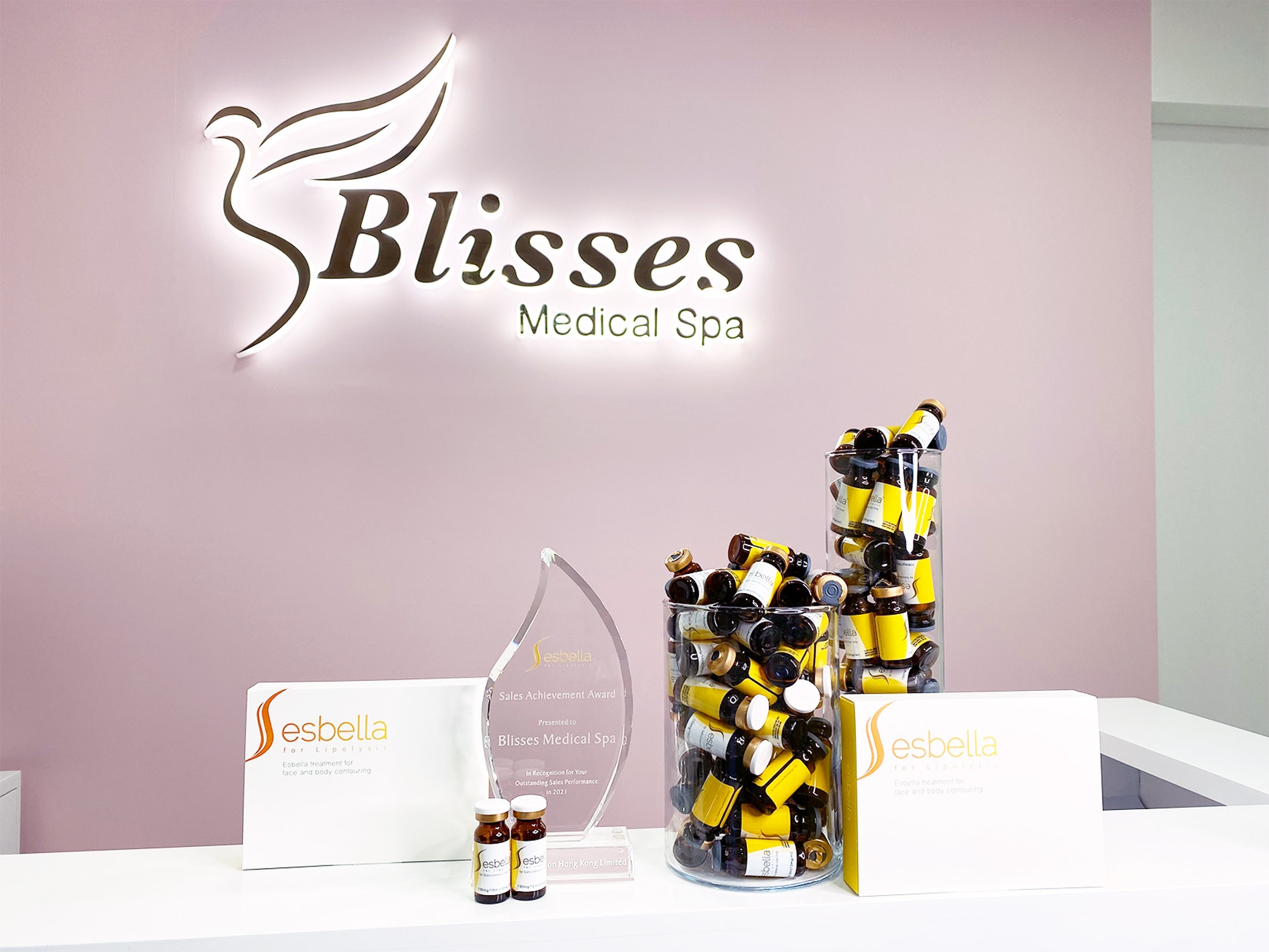 Blisses於2021年獲得Esbella藥廠頒發全港三大銷售獎項，獲得客戶一致好評。（圖片：Blisses Medical Clinic）