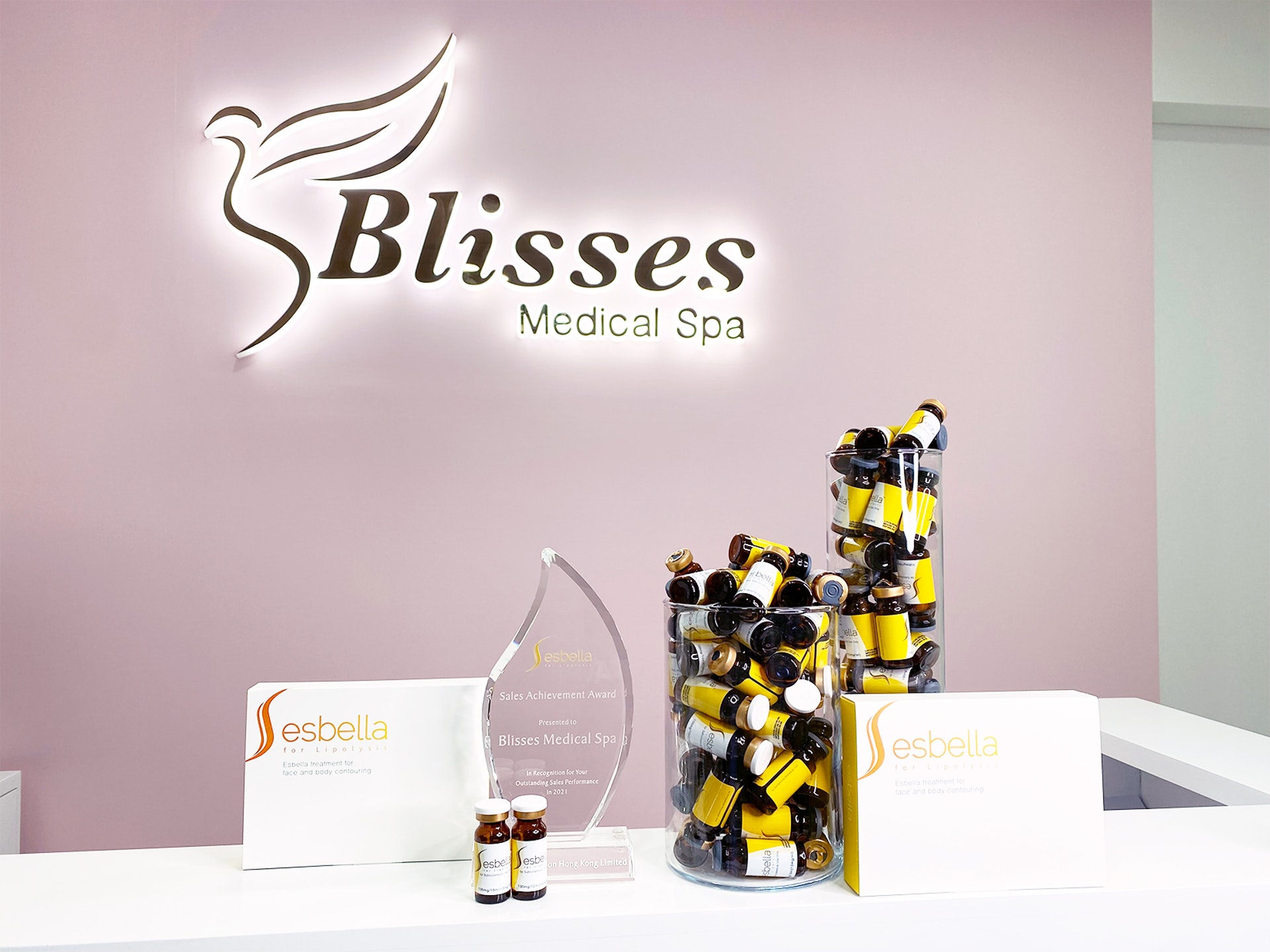 Blisses於2021年獲得Esbella藥廠頒發全港三大銷售獎項,獲得客戶一致好評。(圖片:Blisses Medical Clinic) Blisses於2021年獲得Esbella藥廠頒發全港三大銷售獎項,獲得客戶一致好評。(圖片:Blisses Medical Clinic)