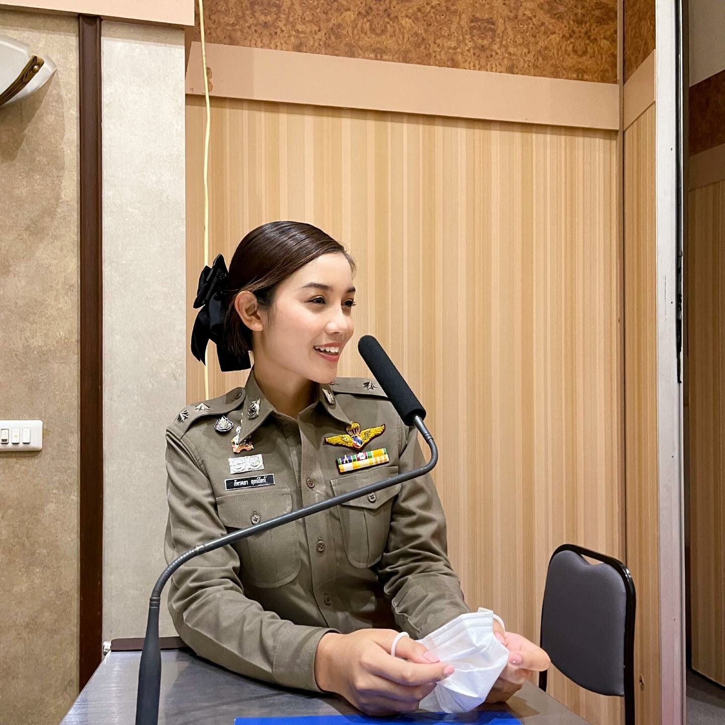 泰國皇家警察局發言人帕特拉薩亞（Lt. Patarasaya Rerkrut）因為外型出色，在一次亮相後就受到高度關注（IG@patarasayaa）