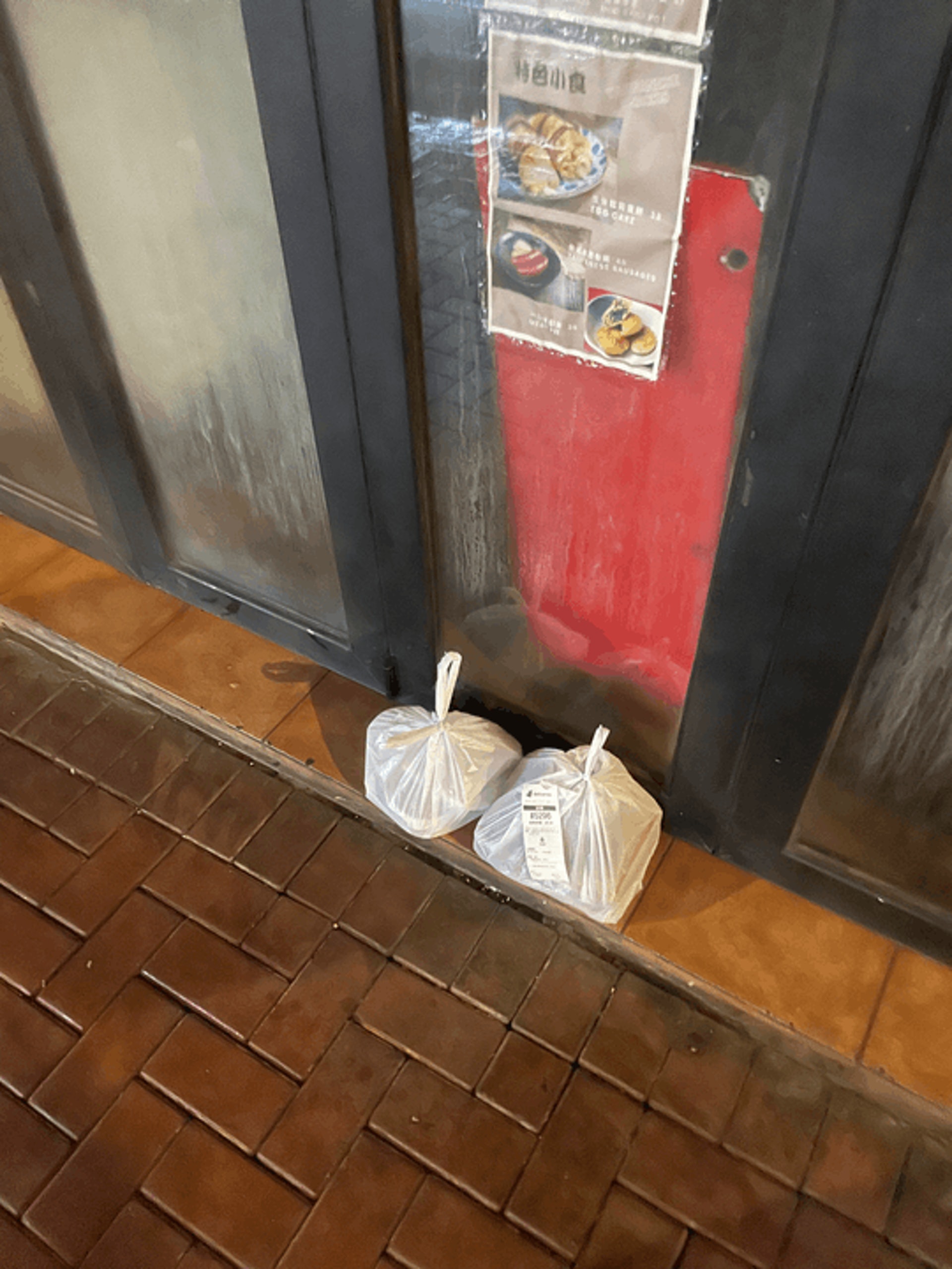 有網民發文指昨晚(21日)叫Deliveroo外賣,但一直沒有外賣員取餐,他最終在餐廳關門後自取。(連登討論區) 有網民發文指昨晚(21日)叫Deliveroo外賣,但一直沒有外賣員取餐,他最終在餐廳關門後自取。(連登討論區)