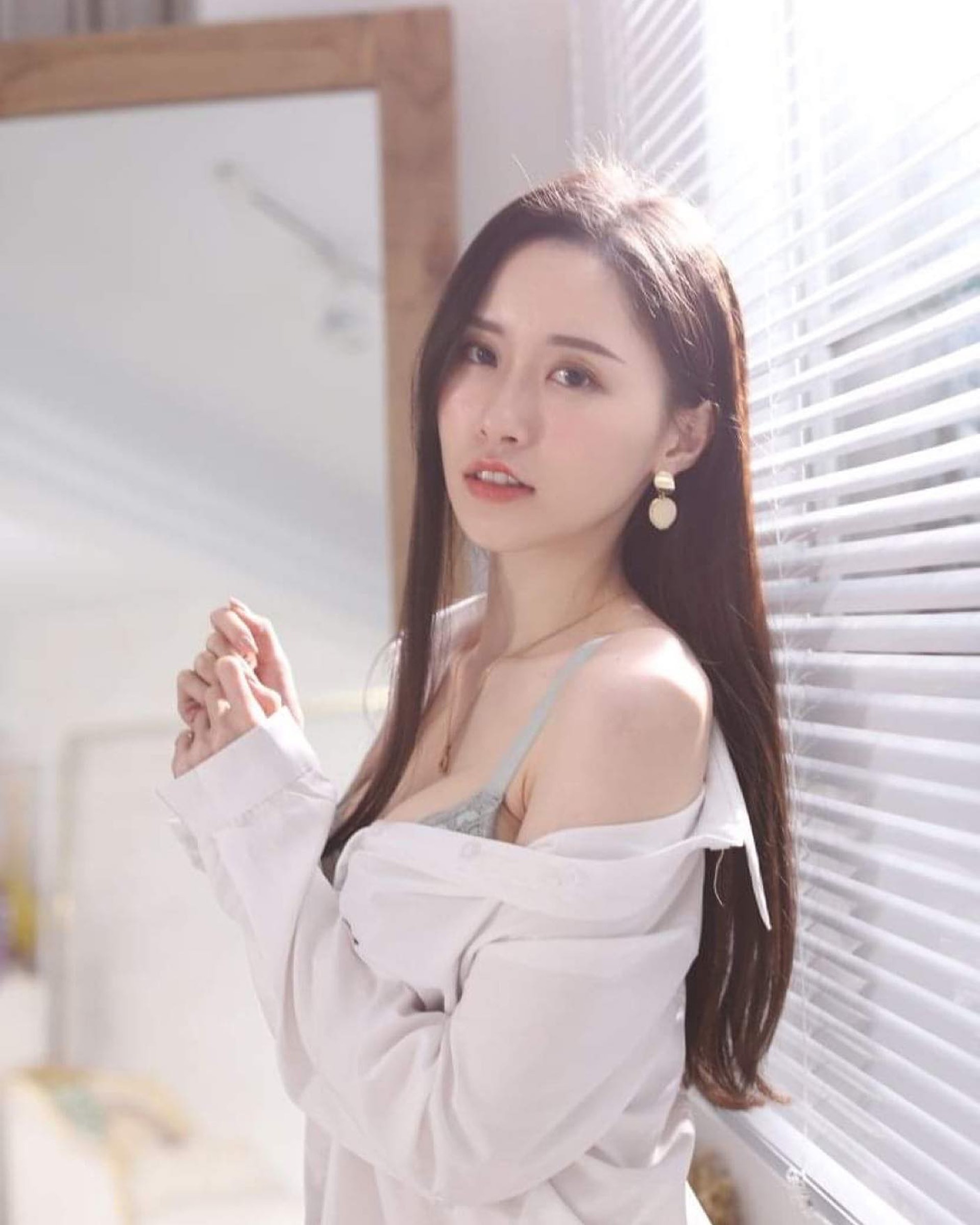 美女 全身 台灣美女全身肌膚雪咁白IG曬長腿姿勢超吸晴氣質望望下有韓風