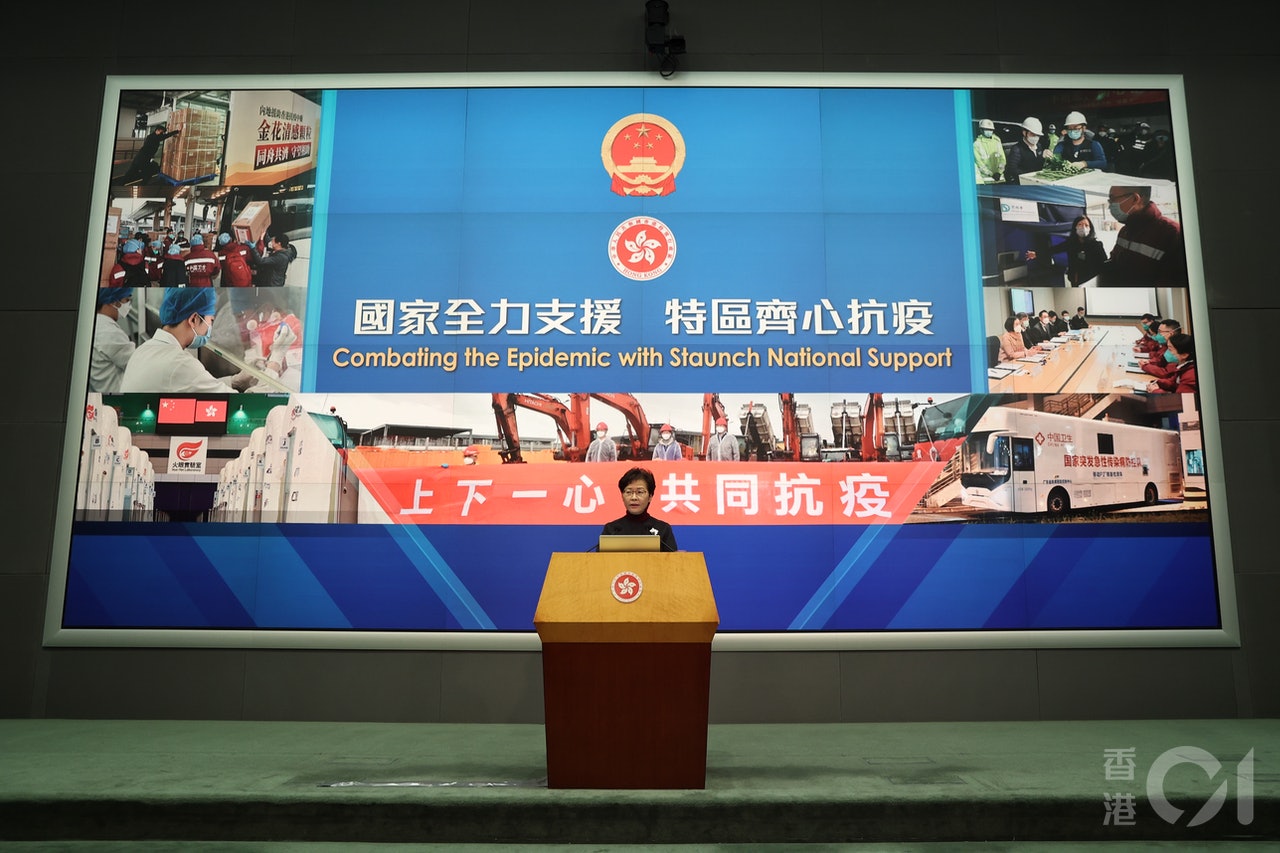 特首林鄭月娥2月22日公布中小學及幼稚園提早在3、4月放暑假。(李澤彤攝) 特首林鄭月娥2月22日公布中小學及幼稚園提早在3、4月放暑假。(李澤彤攝)