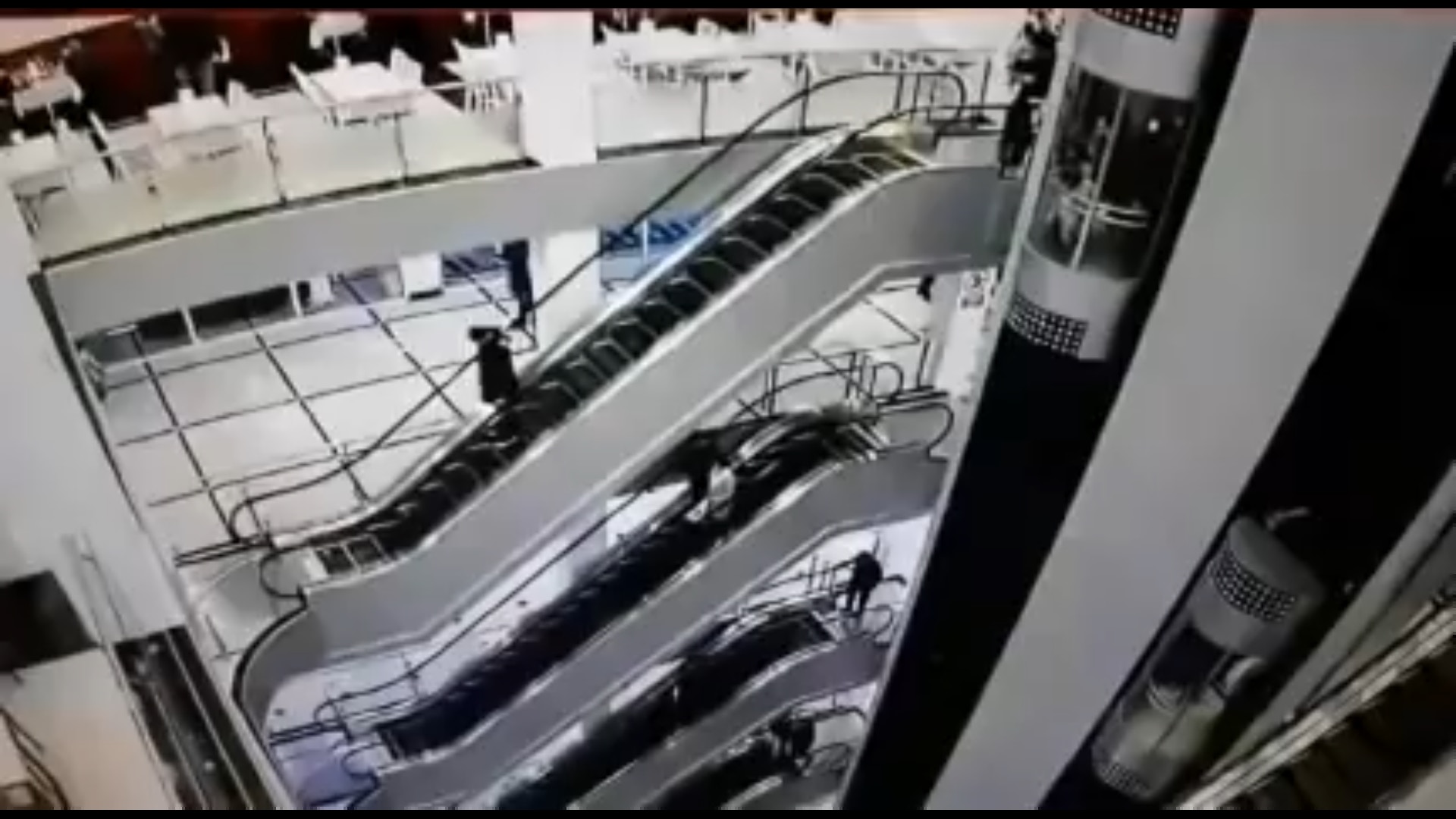烏茲別克納沃伊州諾沃伊市（Navoiy）19日發生一起死亡意外，一名53歲的男子抱著3歲的孫女搭乘百貨公司的手扶梯，竟不慎從5樓摔落至1樓，男子當場死亡，孫女則仍在治療中。（YouTube@Husniddin_uz）