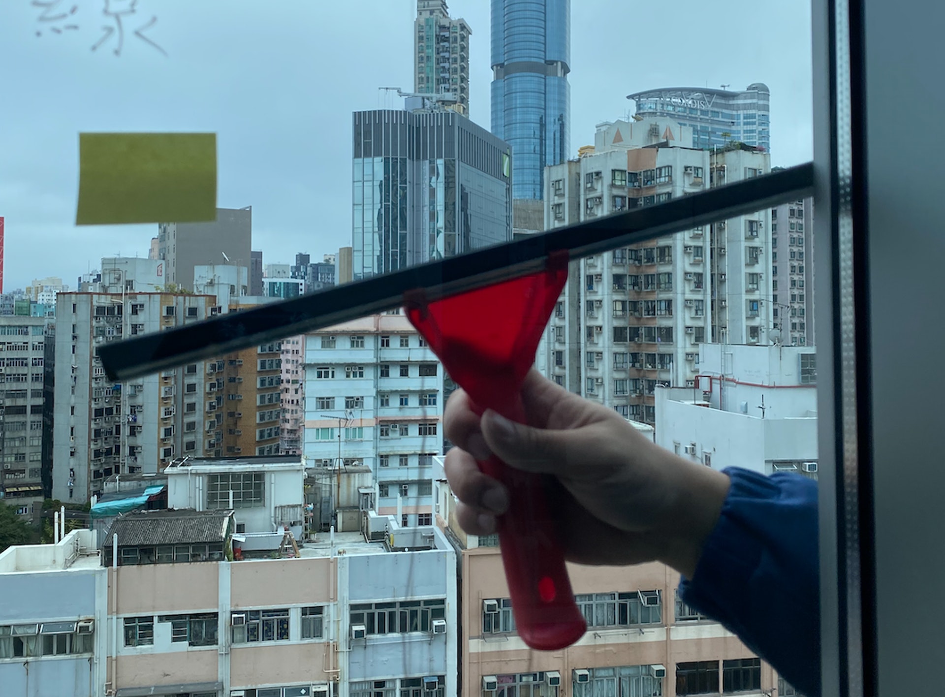 康Sir教路,採用玻璃刮刀時,每次要先清理玻璃面及邊槽位的砂石,且需要先噴水再刮。(吳珈瑩攝) 康Sir教路,採用玻璃刮刀時,每次要先清理玻璃面及邊槽位的砂石,且需要先噴水再刮。(吳珈瑩攝)