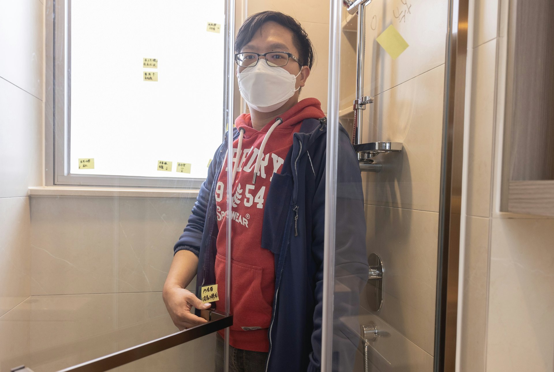 淋浴間空間較窄,但浴屏門用上拉門,康Sir指若然家中有孕婦,進出會困難。(龔嘉盛攝) 淋浴間空間較窄,但浴屏門用上拉門,康Sir指若然家中有孕婦,進出會困難。(龔嘉盛攝)